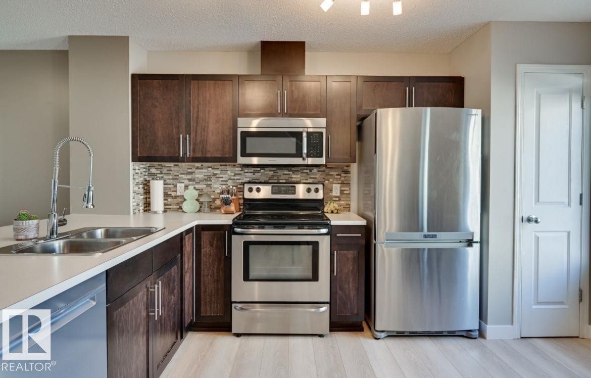 Kitchen - #16 460 Hemingway Rd Nw, Edmonton, AB - Indoor Photo Showing Kitchen With Double Sink With Upgraded Kitchen