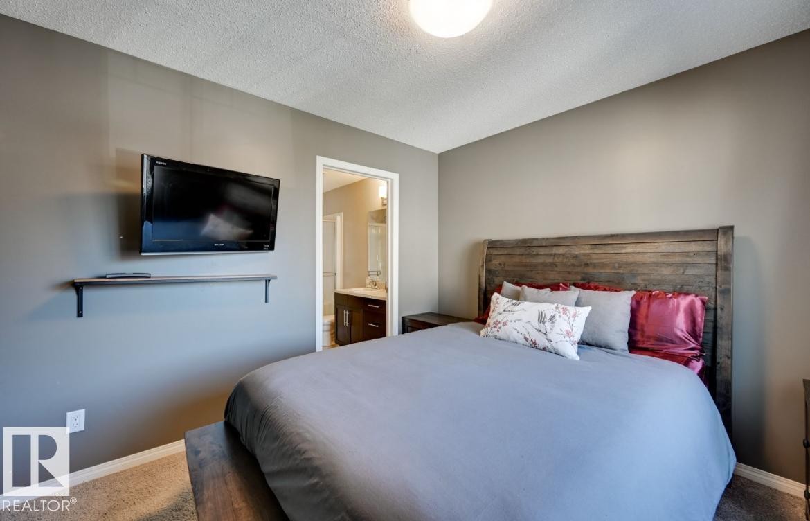 Bedroom featuring neutral wall paint and a textured ceiling - #16 460 Hemingway Rd Nw, Edmonton, AB - Indoor Photo Showing Bedroom