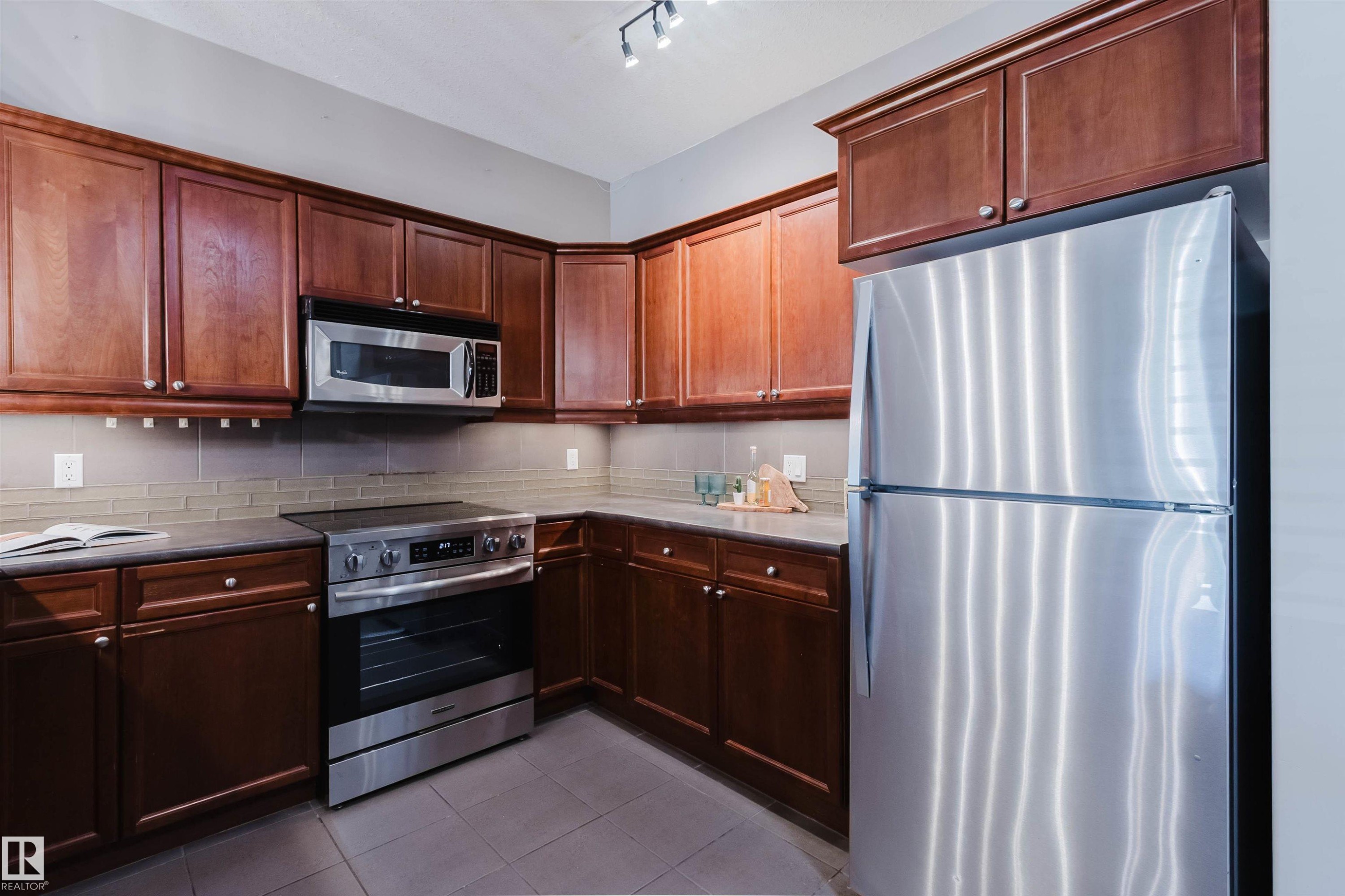 #106 160 Magrath Rd Nw, Edmonton, AB - Indoor Photo Showing Kitchen