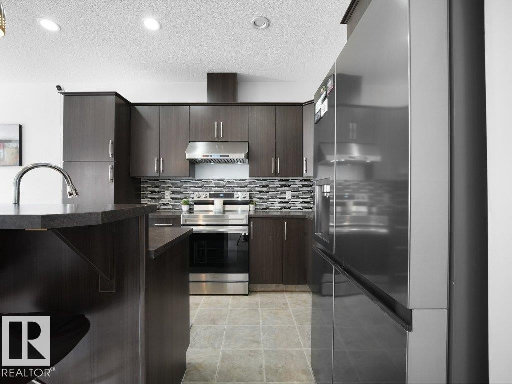 3101 Arthurs Crescent, Edmonton, AB - Indoor Photo Showing Kitchen With Upgraded Kitchen