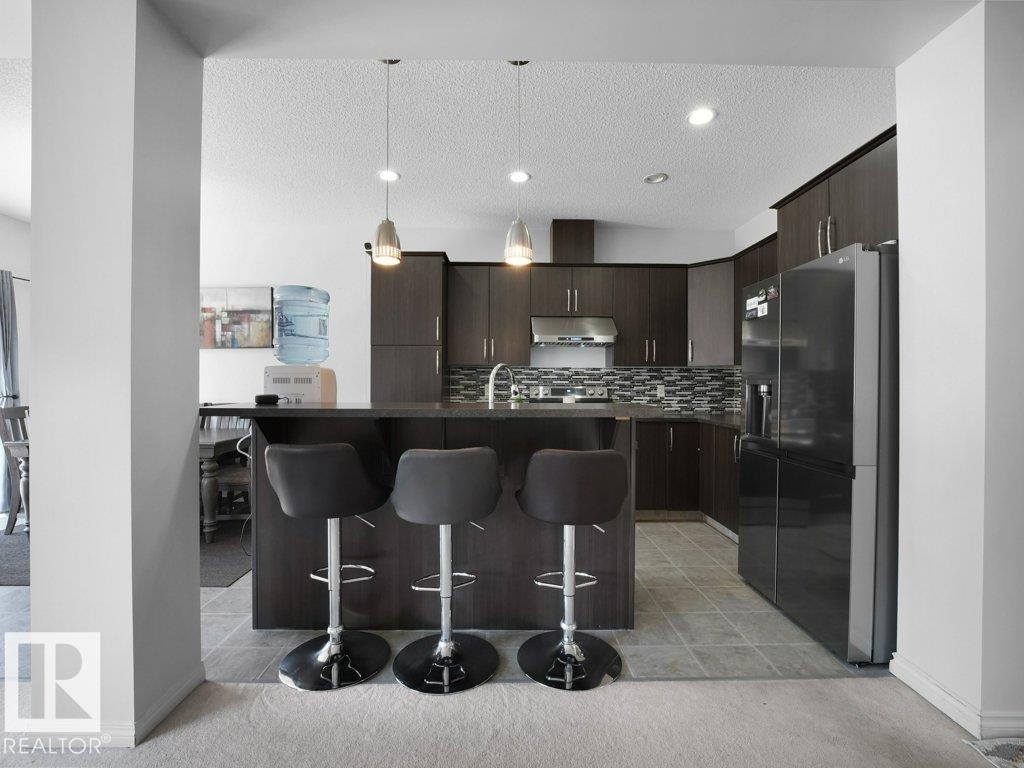 3101 Arthurs Crescent, Edmonton, AB - Indoor Photo Showing Kitchen With Upgraded Kitchen