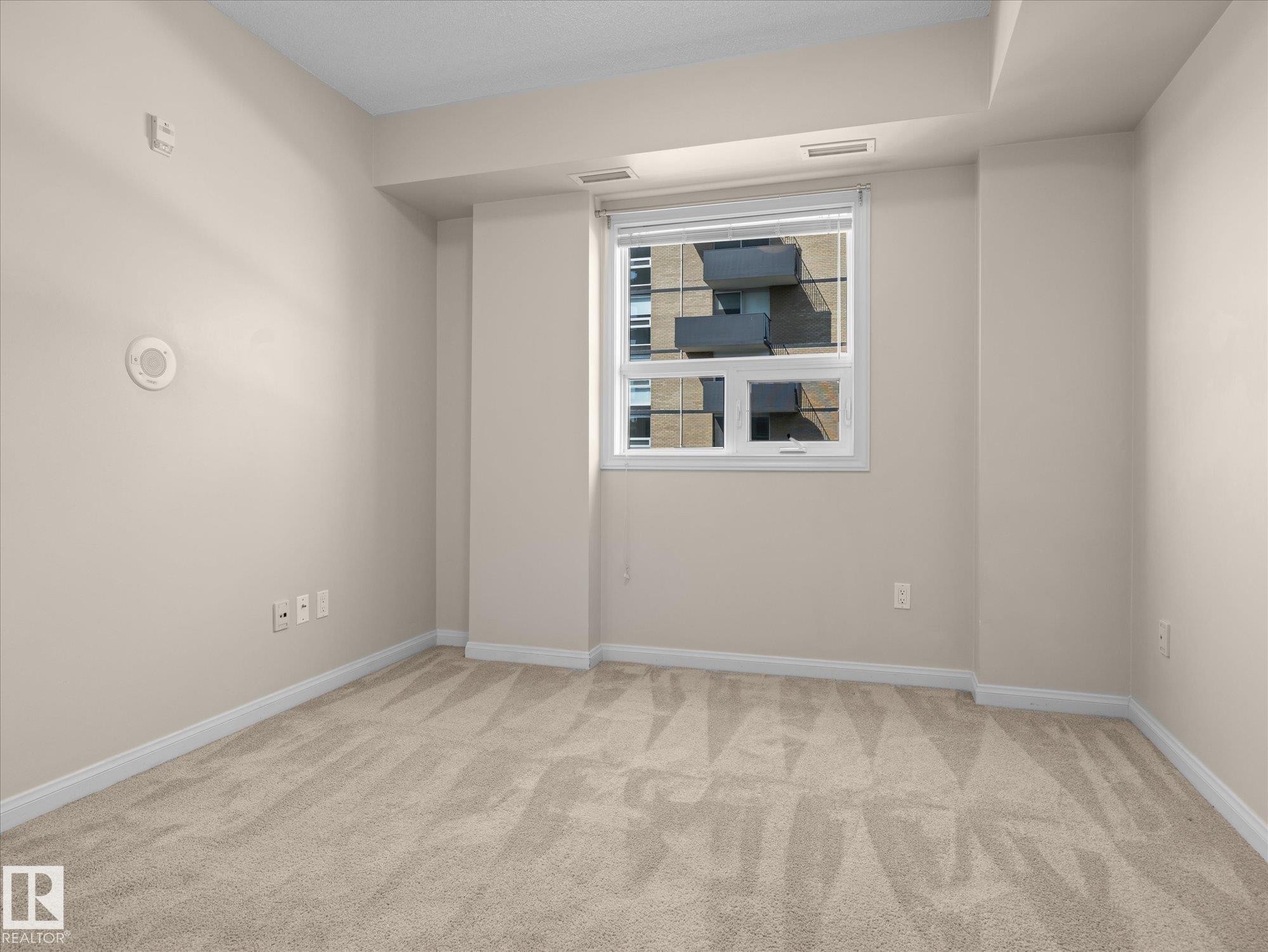 Neutral tone carpet flooring and light-toned wall paint - #707 9819 104 St Nw, Edmonton, AB