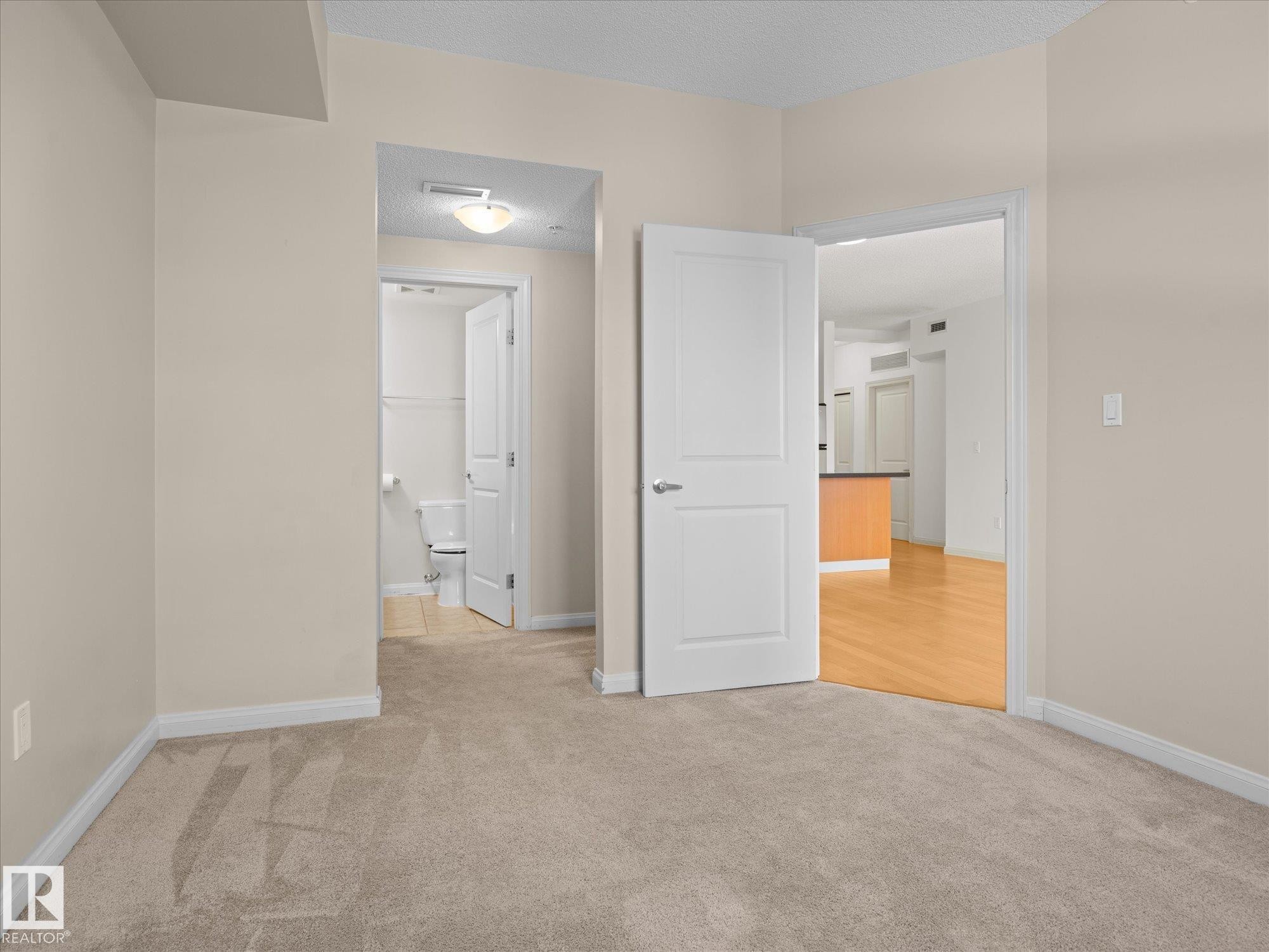 Carpeted room with neutral wall tones - #707 9819 104 St Nw, Edmonton, AB