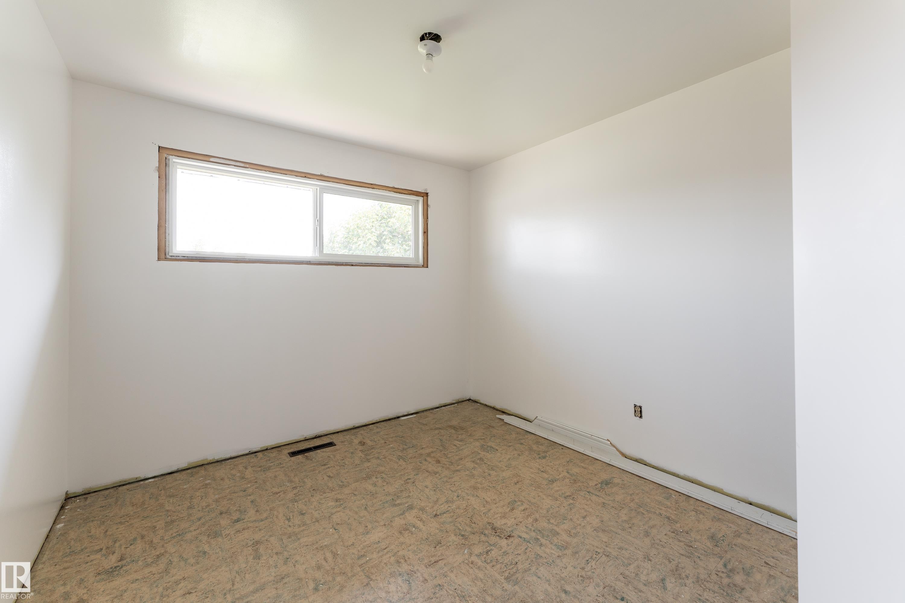 13423 112 Street Nw, Edmonton, AB - Indoor Photo Showing Other Room