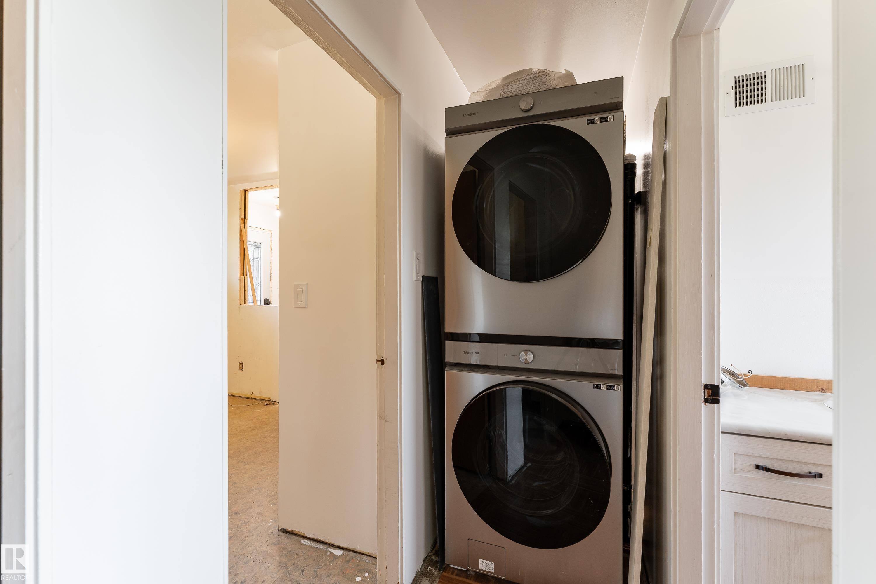 13423 112 Street Nw, Edmonton, AB - Indoor Photo Showing Laundry Room