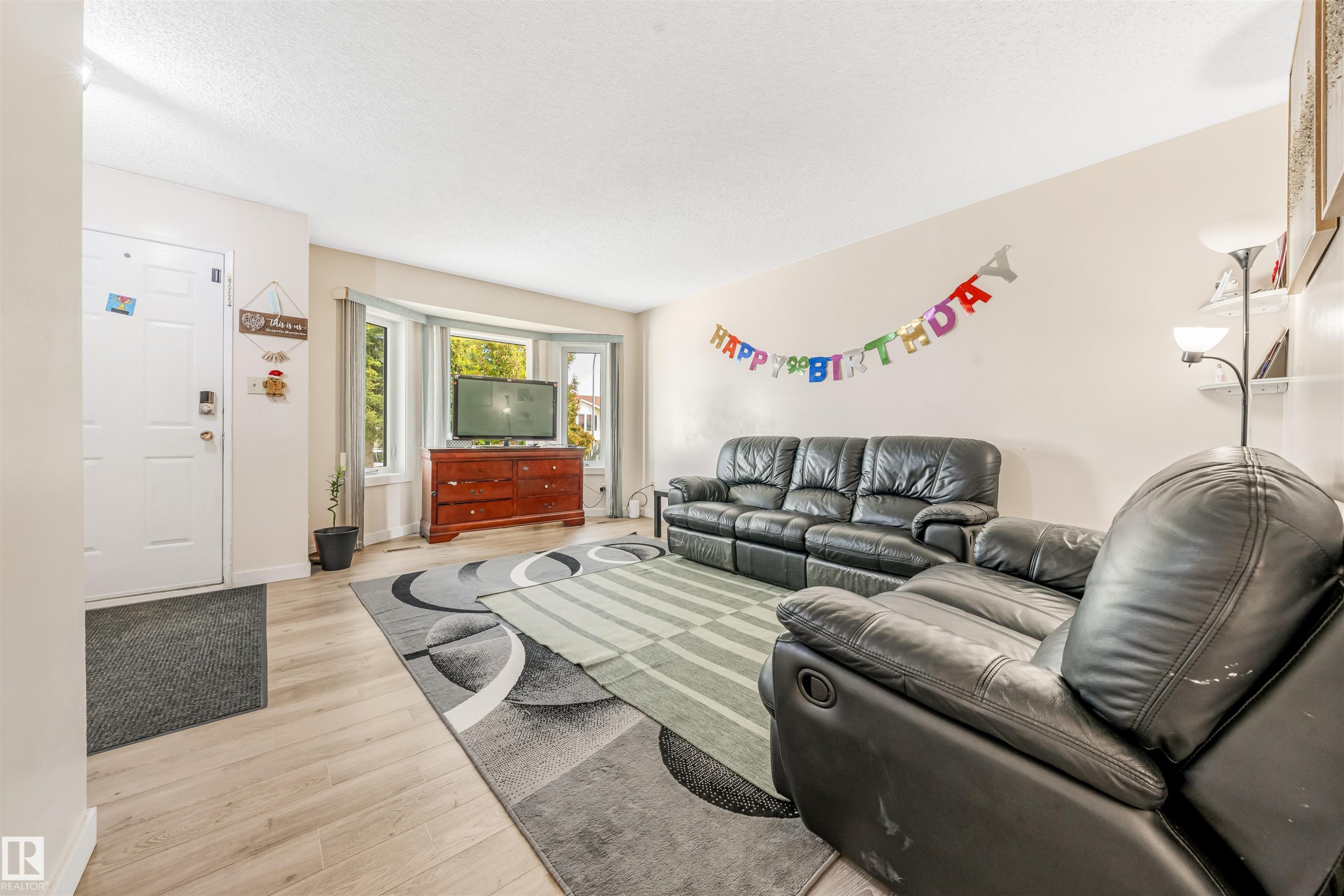 5417 14A Ave, Edmonton, AB - Indoor Photo Showing Living Room