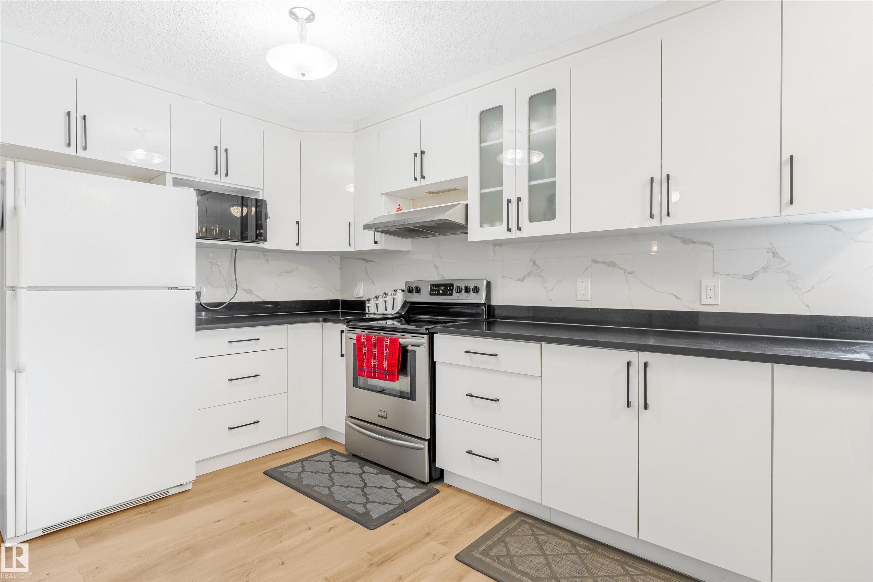 5417 14A Ave, Edmonton, AB - Indoor Photo Showing Kitchen