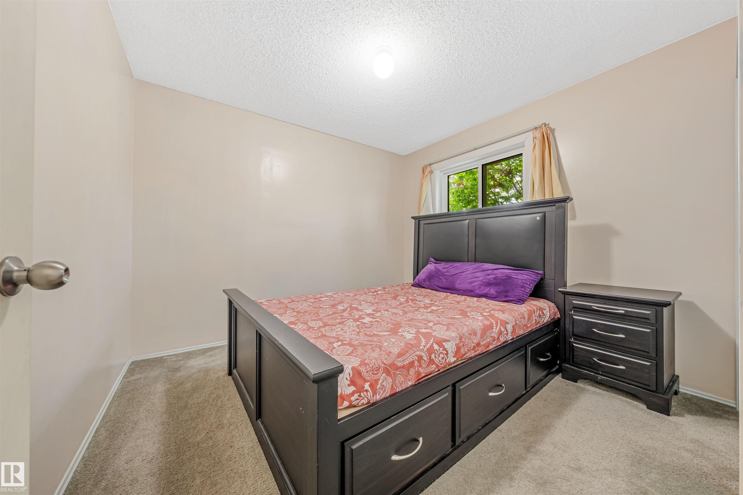 5417 14A Ave, Edmonton, AB - Indoor Photo Showing Bedroom