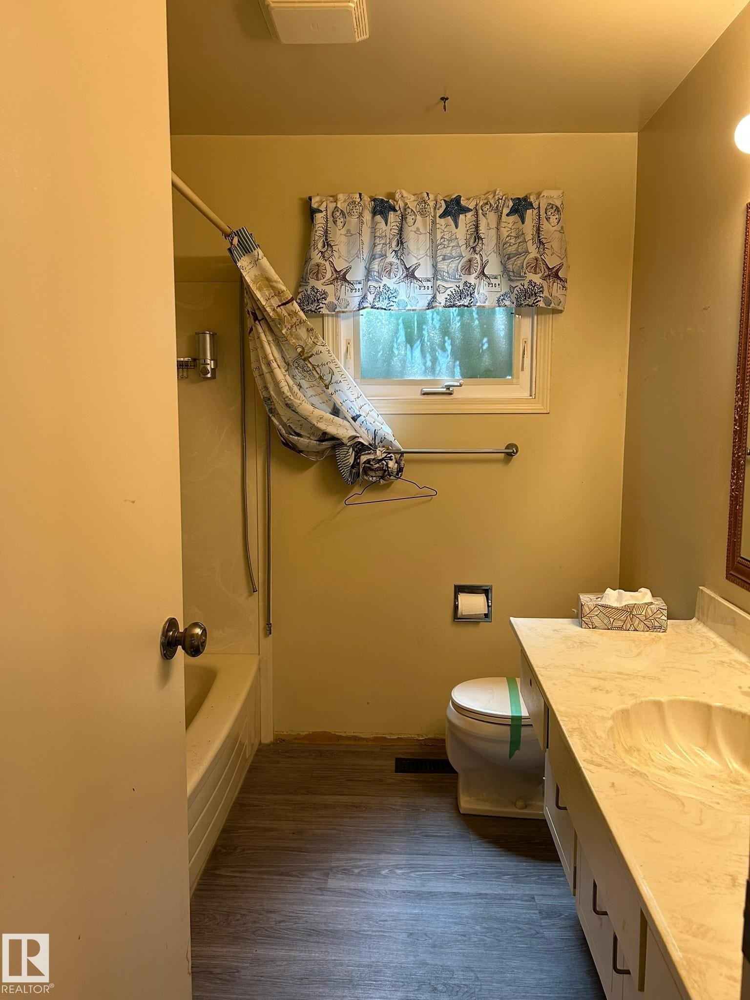 16411 106 Street Nw, Edmonton, AB - Indoor Photo Showing Bathroom