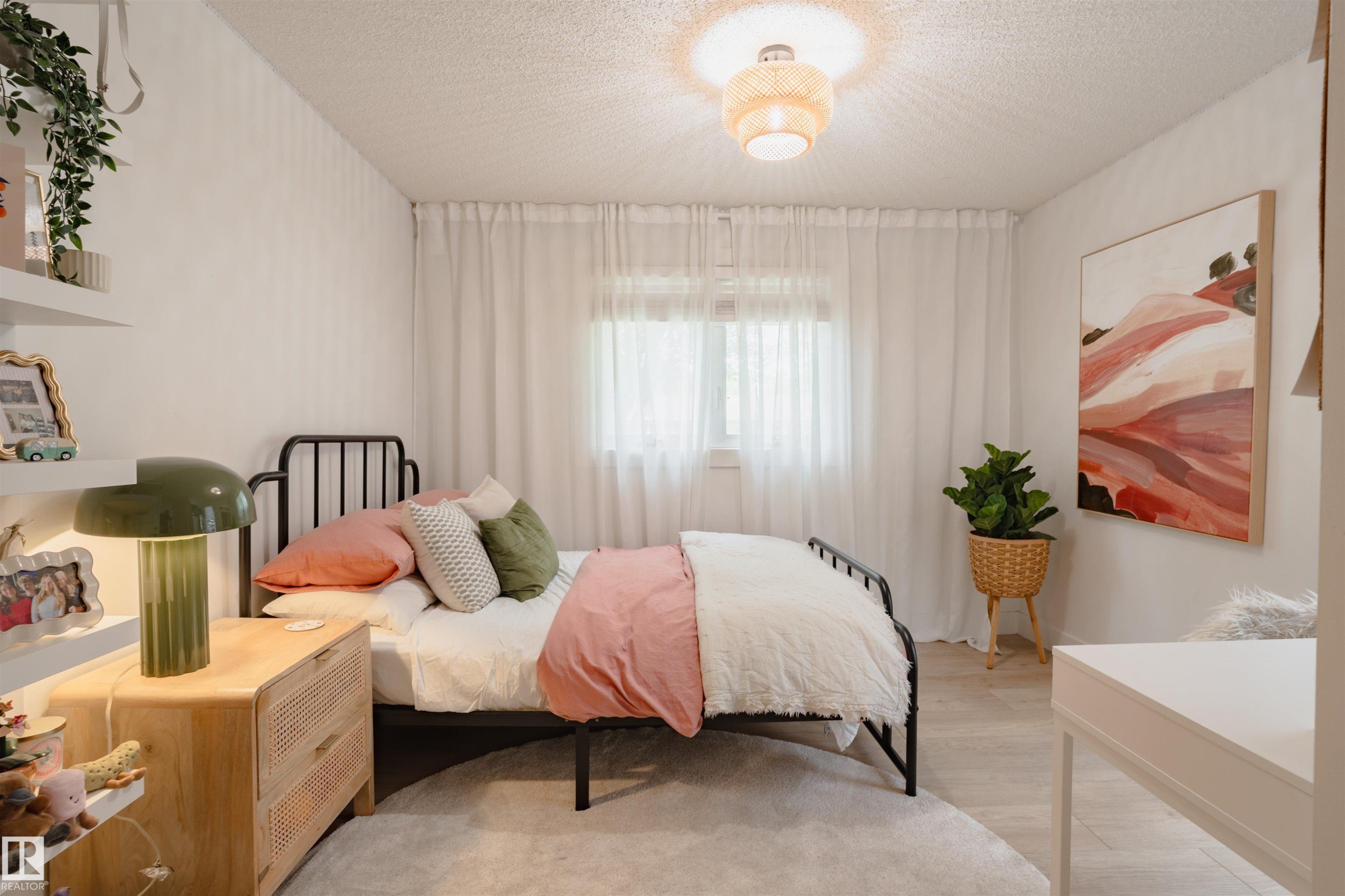 13 Flagstone Crescent, St. Albert, AB - Indoor Photo Showing Bedroom