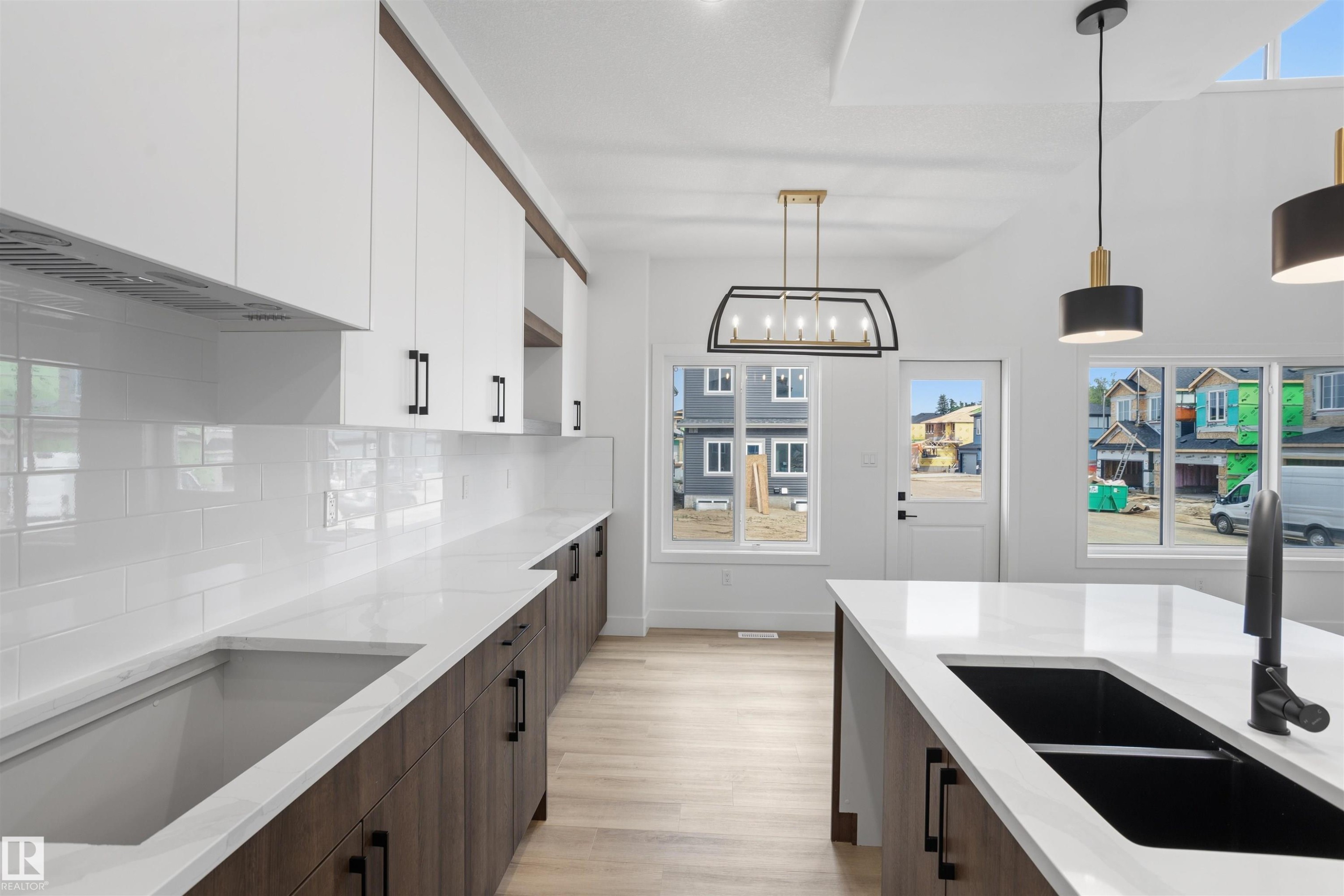 1772 Crossbill Loop Nw, Edmonton, AB - Indoor Photo Showing Kitchen With Double Sink With Upgraded Kitchen