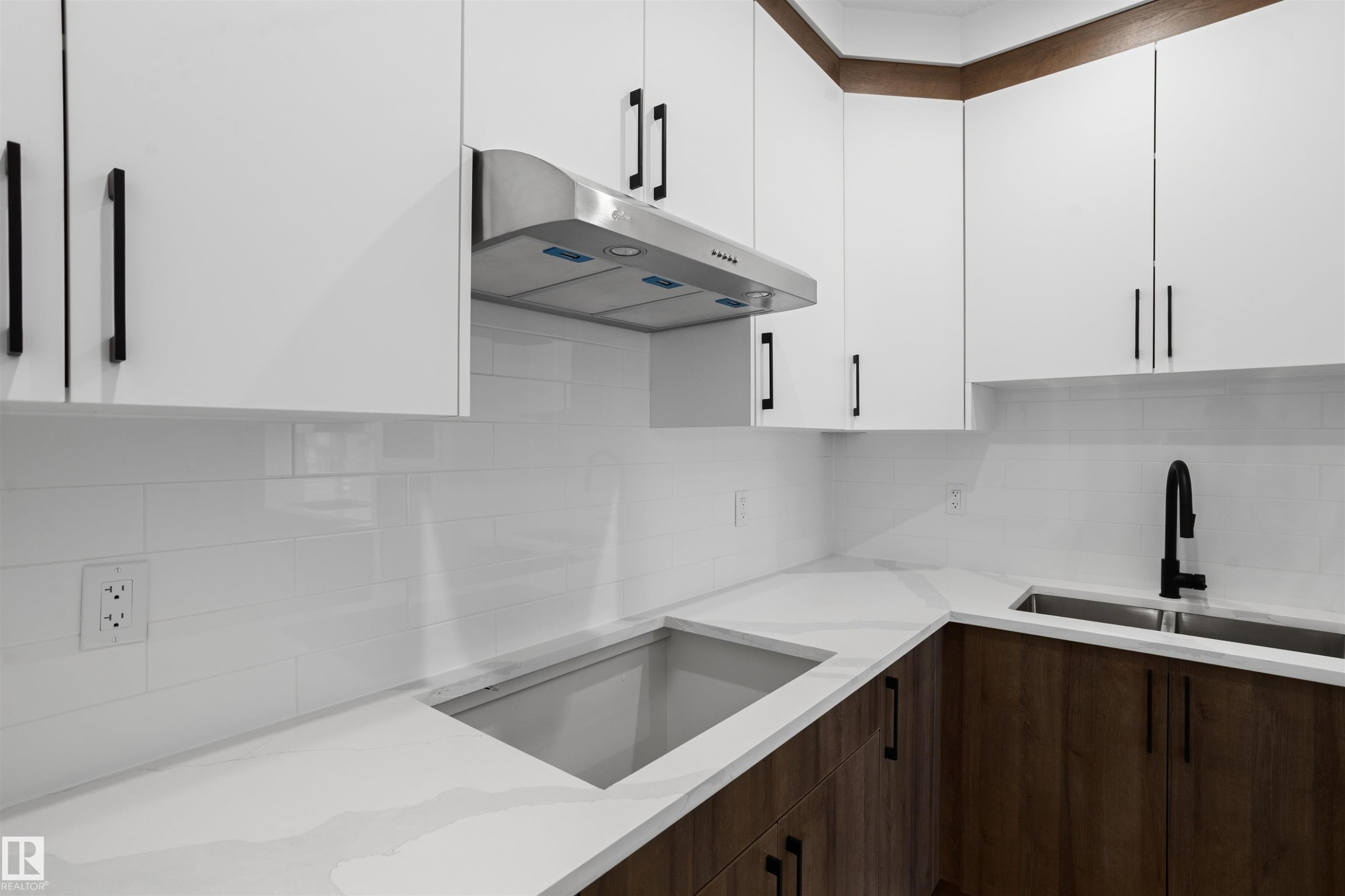 1772 Crossbill Loop Nw, Edmonton, AB - Indoor Photo Showing Kitchen With Double Sink With Upgraded Kitchen