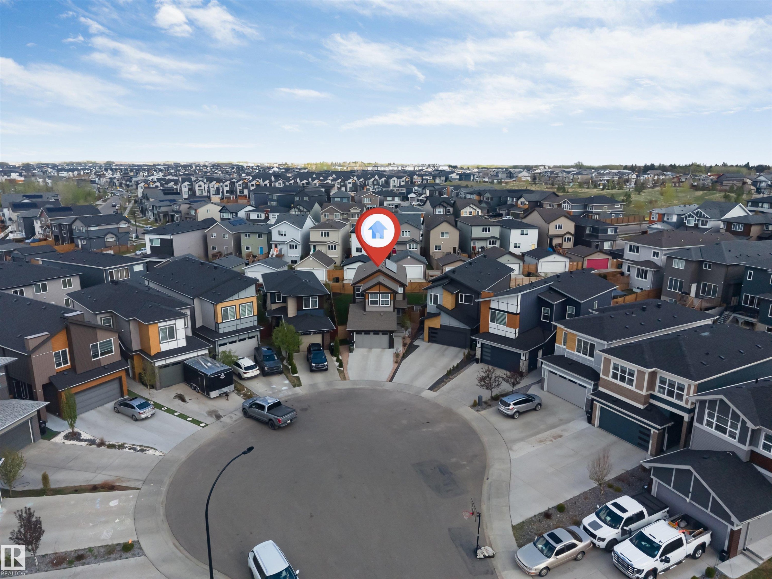 Modern residential development featuring a cul-de-sac design, uniform housing styles, and individual driveways - 425 41 Street, Edmonton, AB - Outdoor With View