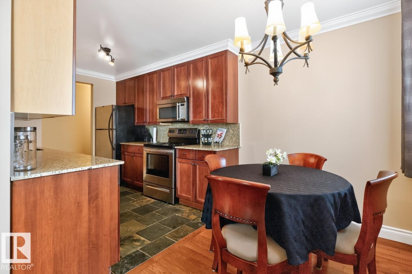#206 10745 83 Av Nw, Edmonton, AB - Indoor