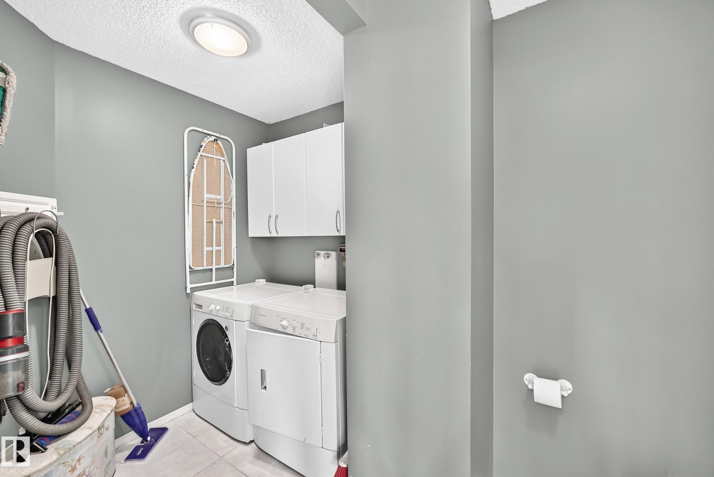 Dedicated laundry space featuring a front-load washing machine and top-load dryer - 1116 39 Street Nw, Edmonton, AB - Indoor Photo Showing Laundry Room