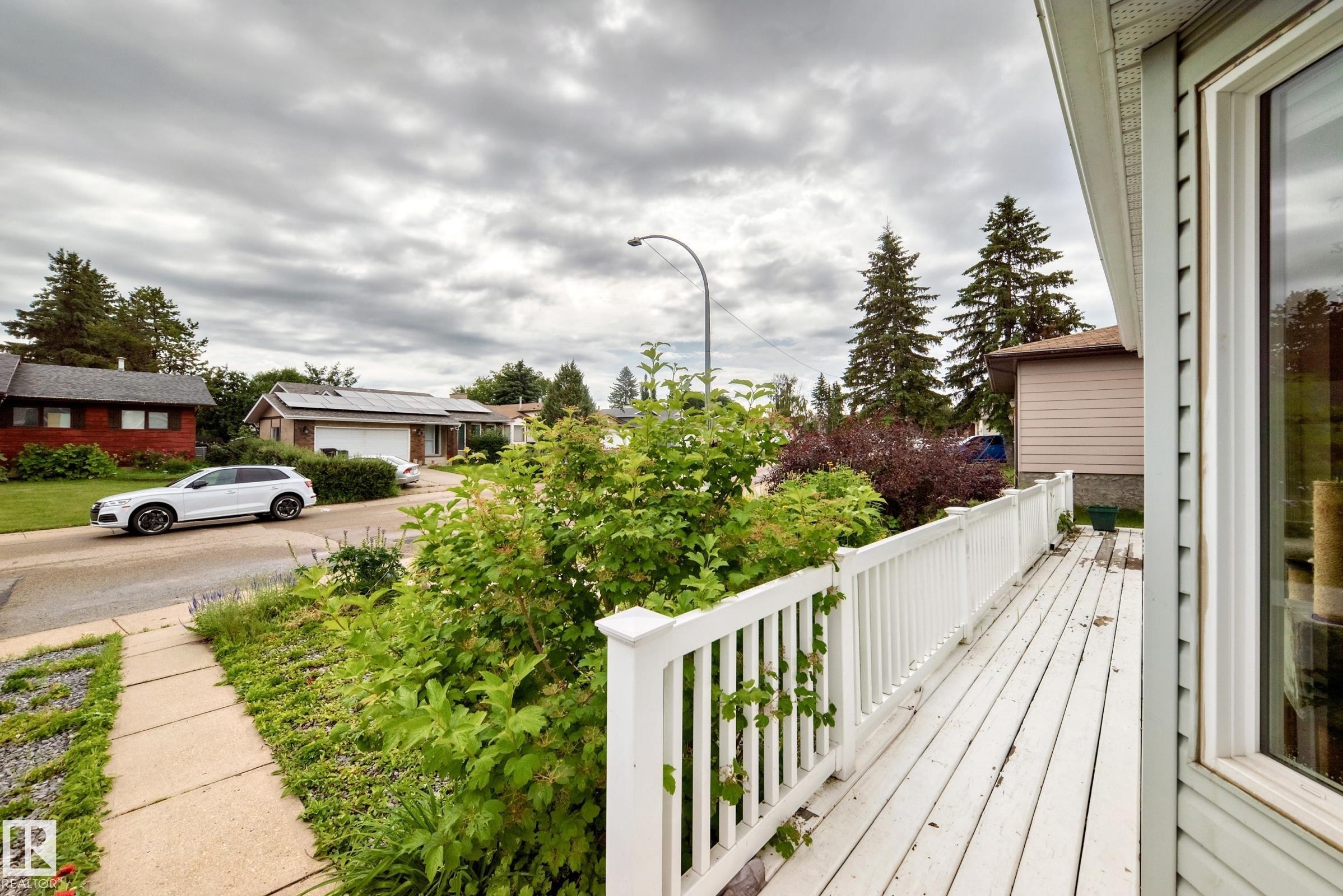 Exterior deck with white painted wood planks and a matching white railing - 1116 39 Street Nw, Edmonton, AB - Outdoor