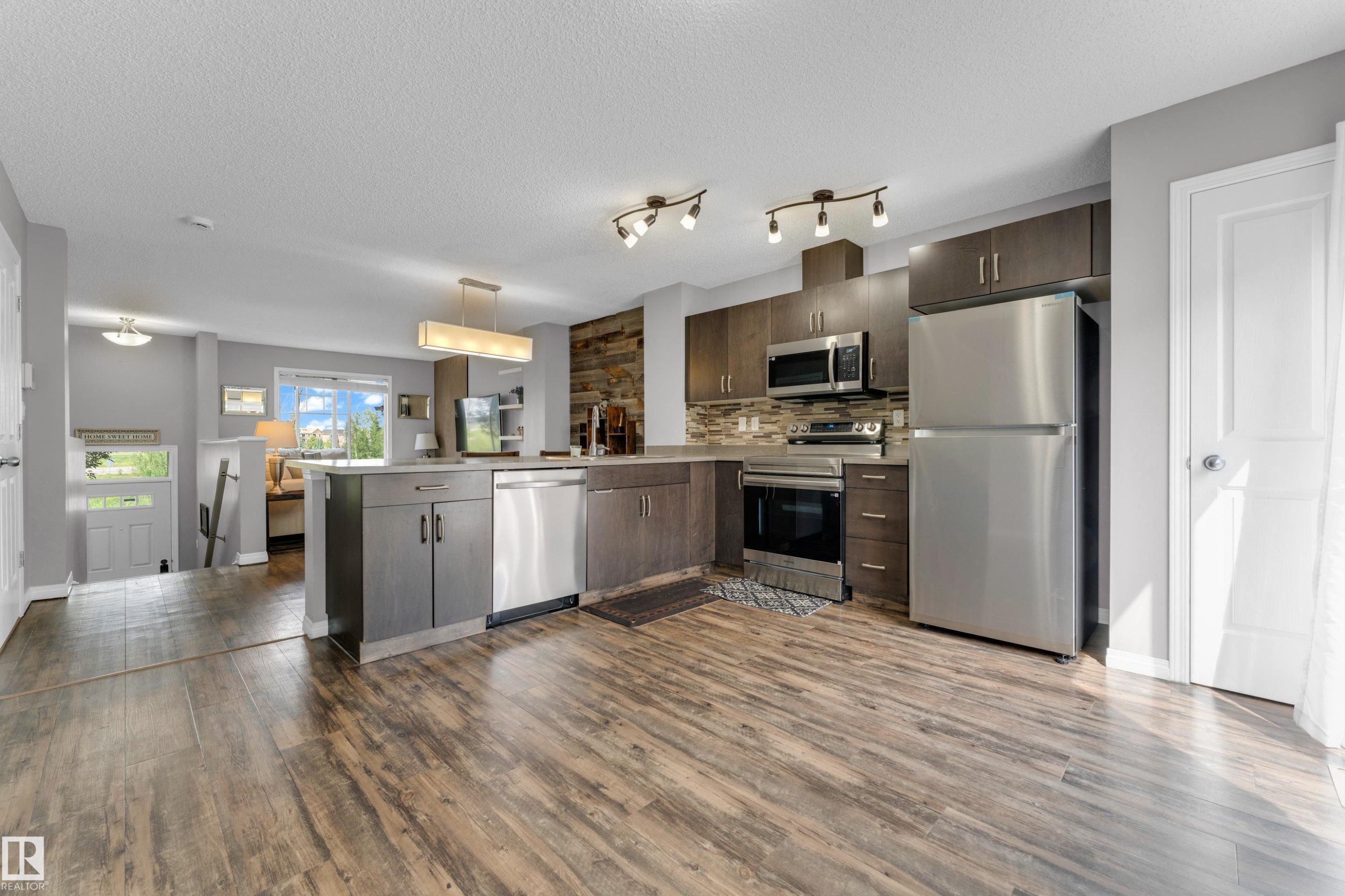 #45 1030 Chappelle Bv Sw, Edmonton, AB - Indoor Photo Showing Kitchen