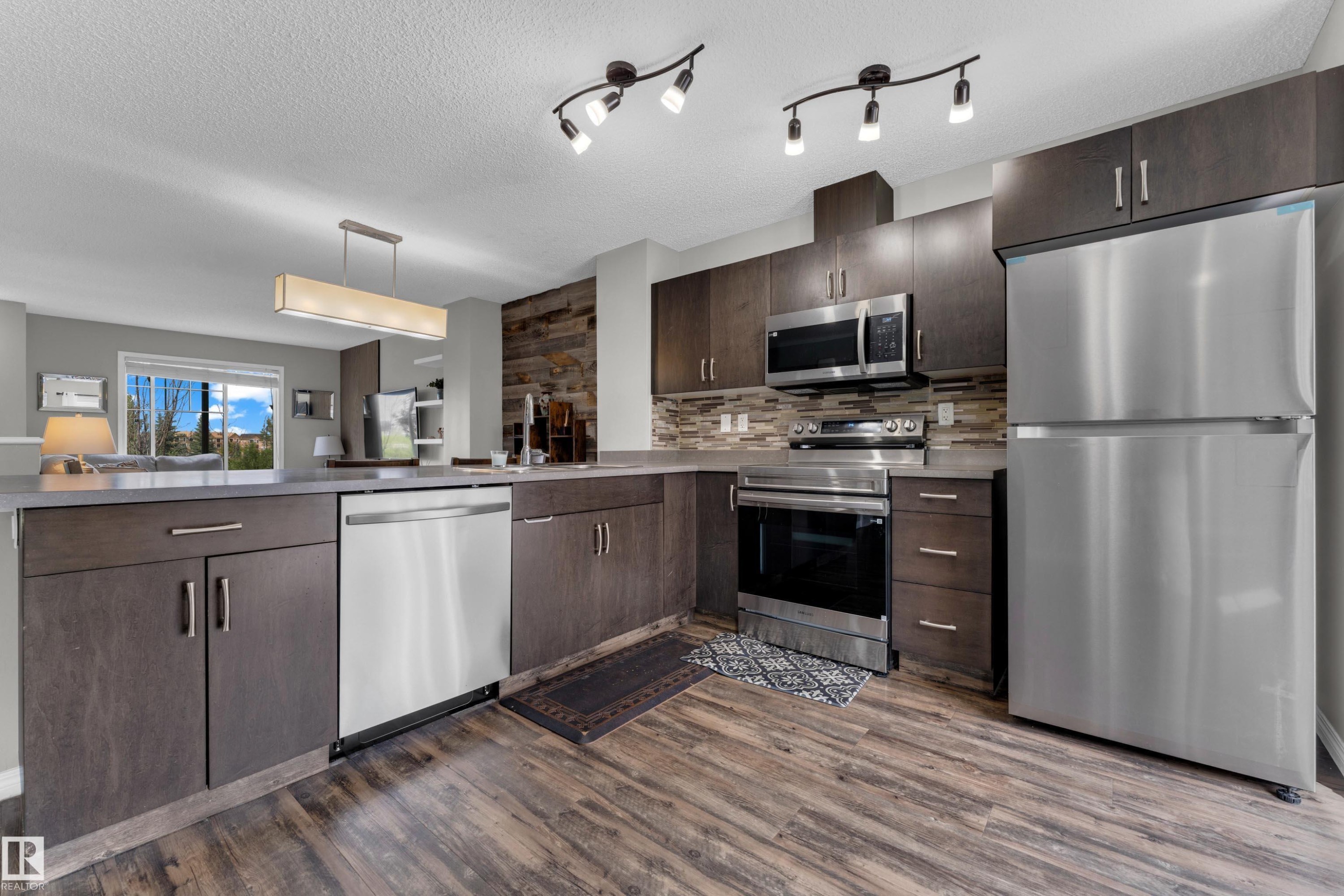 #45 1030 Chappelle Bv Sw, Edmonton, AB - Indoor Photo Showing Kitchen With Upgraded Kitchen