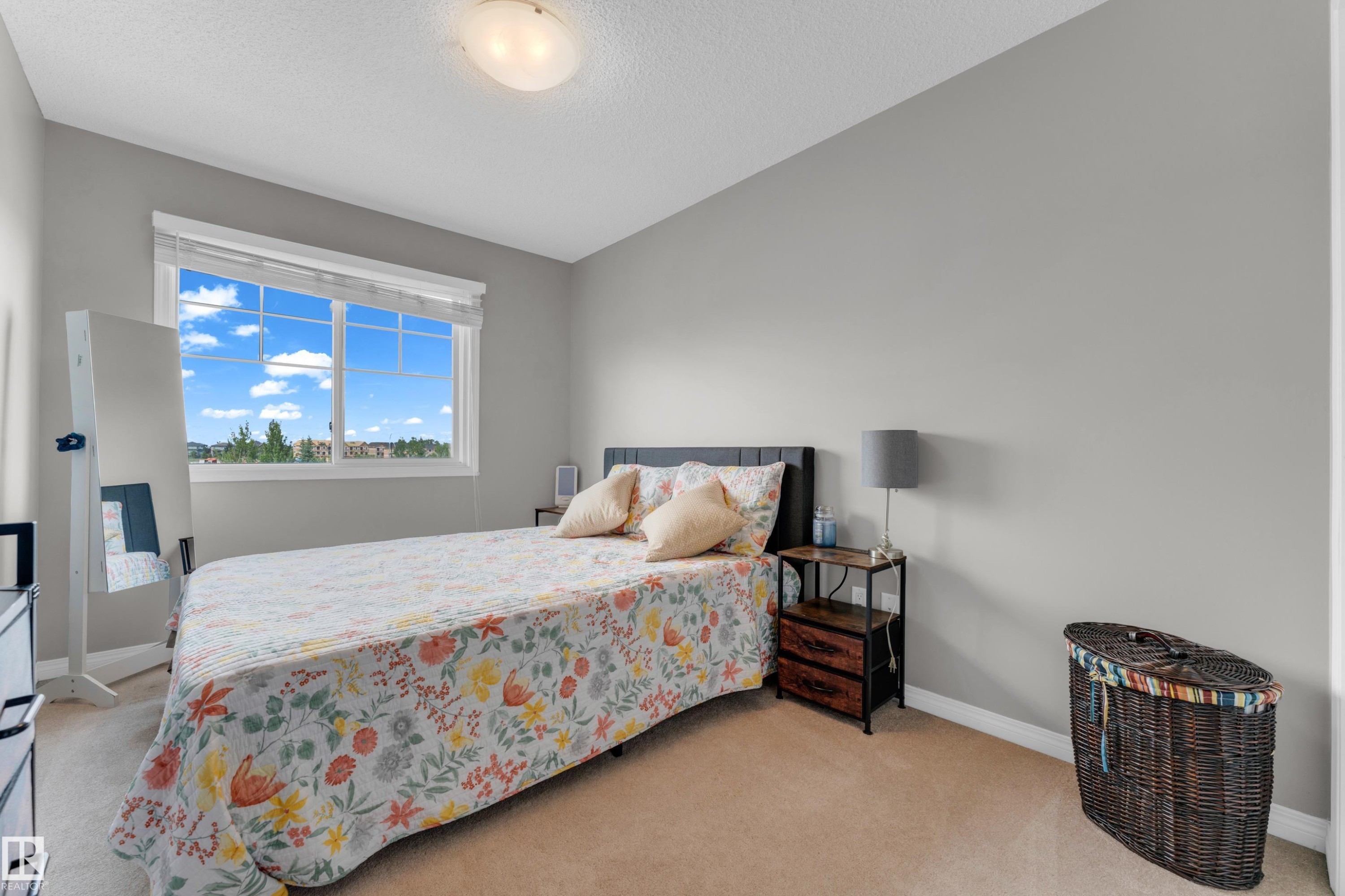 #45 1030 Chappelle Bv Sw, Edmonton, AB - Indoor Photo Showing Bedroom