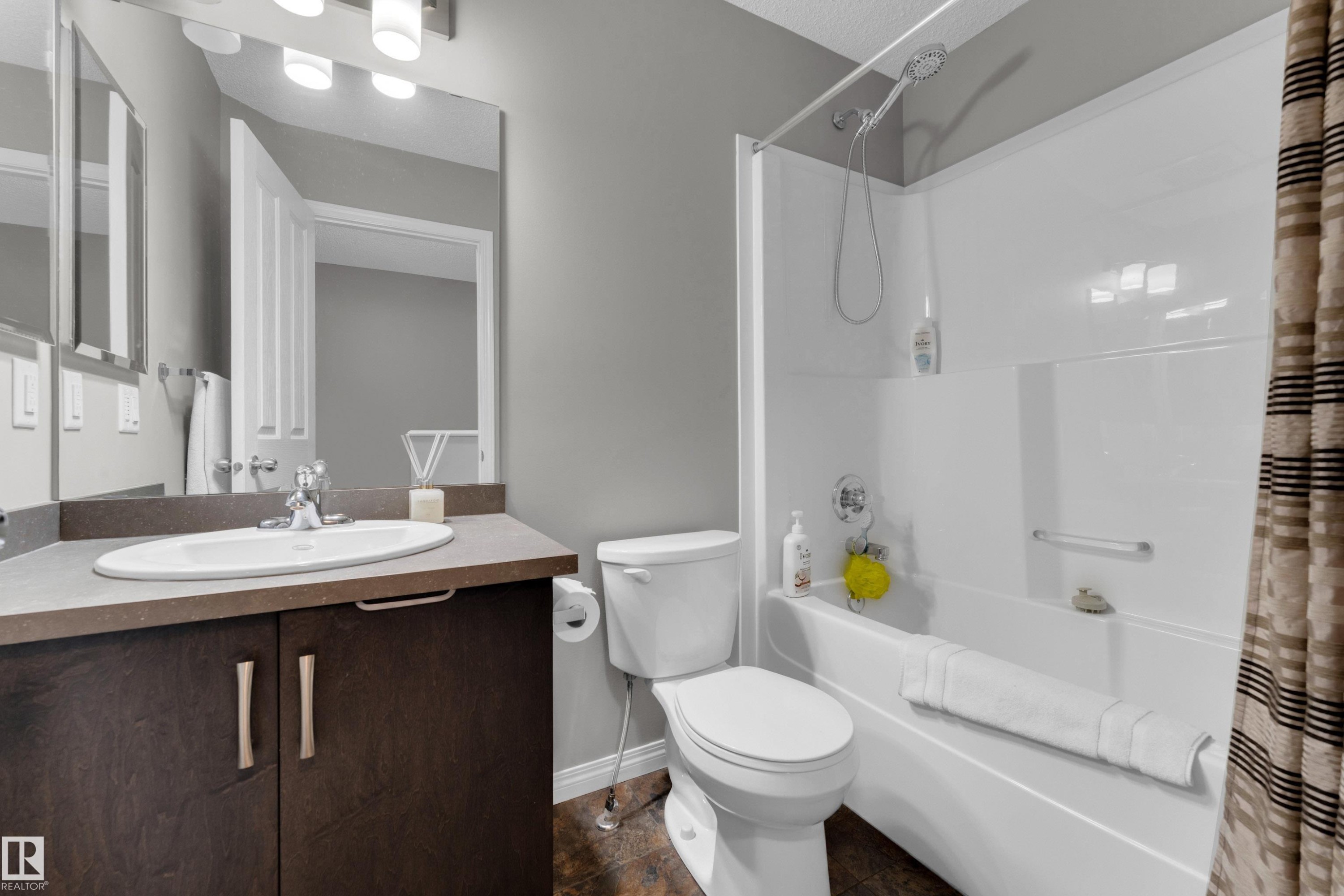 #45 1030 Chappelle Bv Sw, Edmonton, AB - Indoor Photo Showing Bathroom