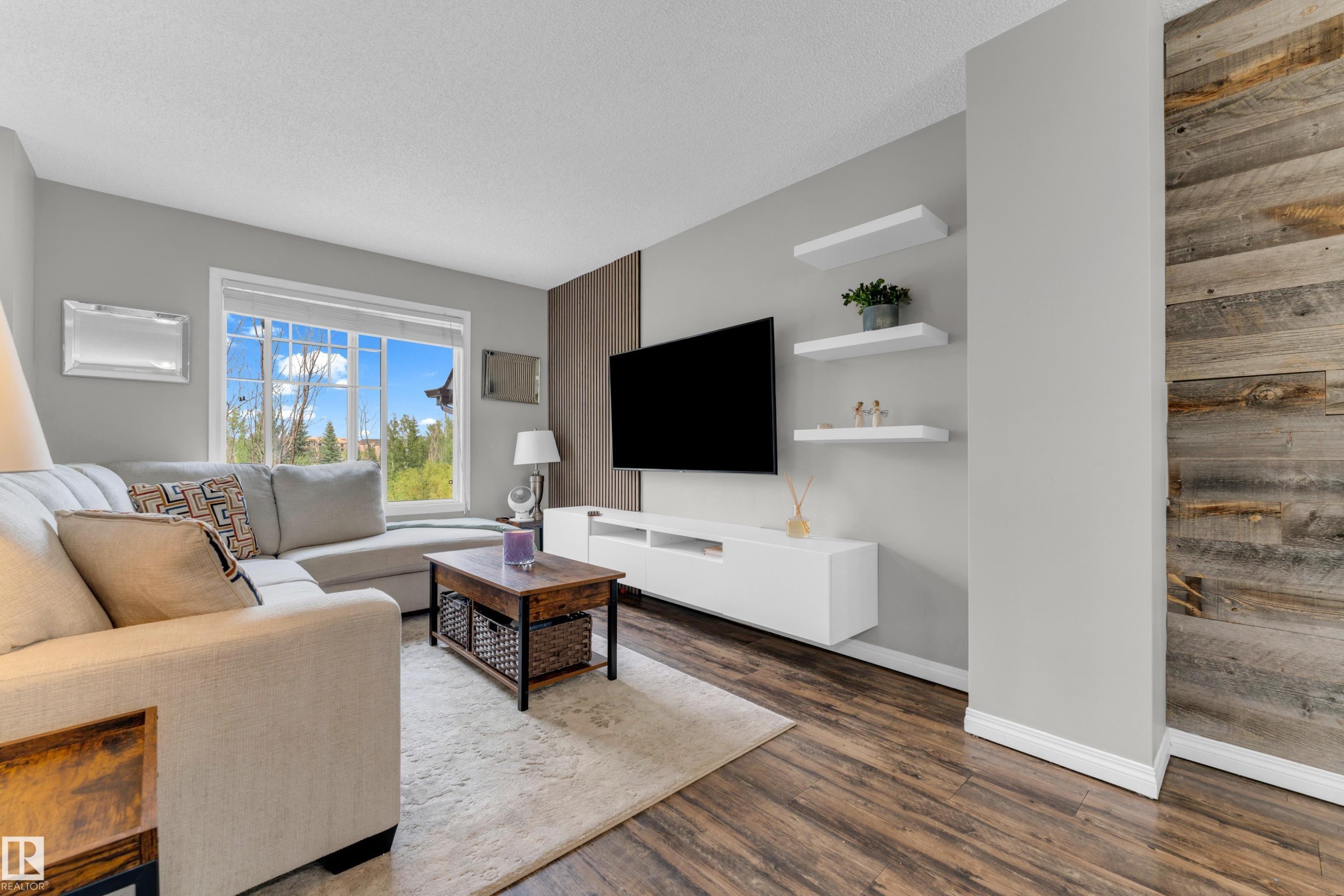 #45 1030 Chappelle Bv Sw, Edmonton, AB - Indoor Photo Showing Living Room