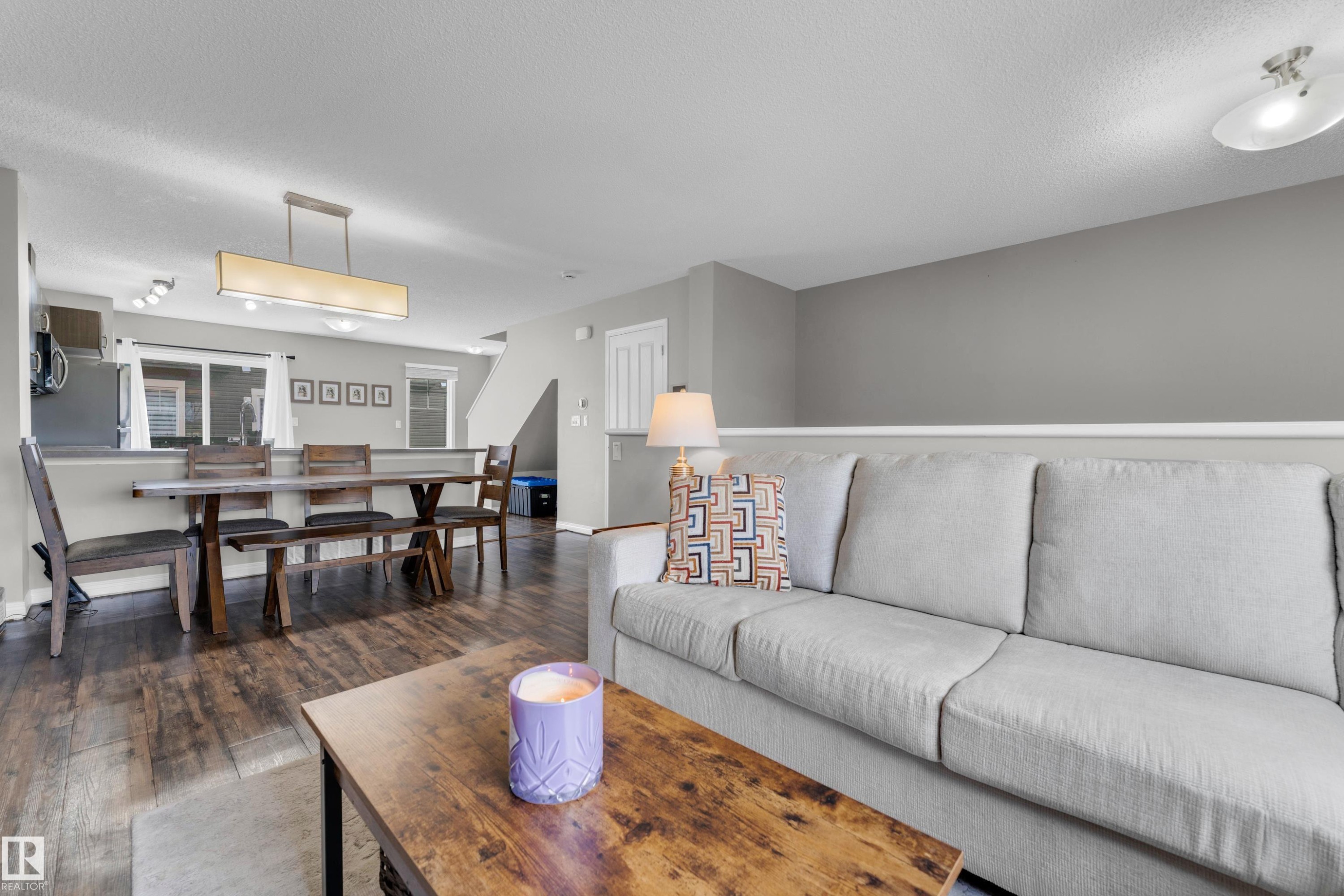 #45 1030 Chappelle Bv Sw, Edmonton, AB - Indoor Photo Showing Living Room