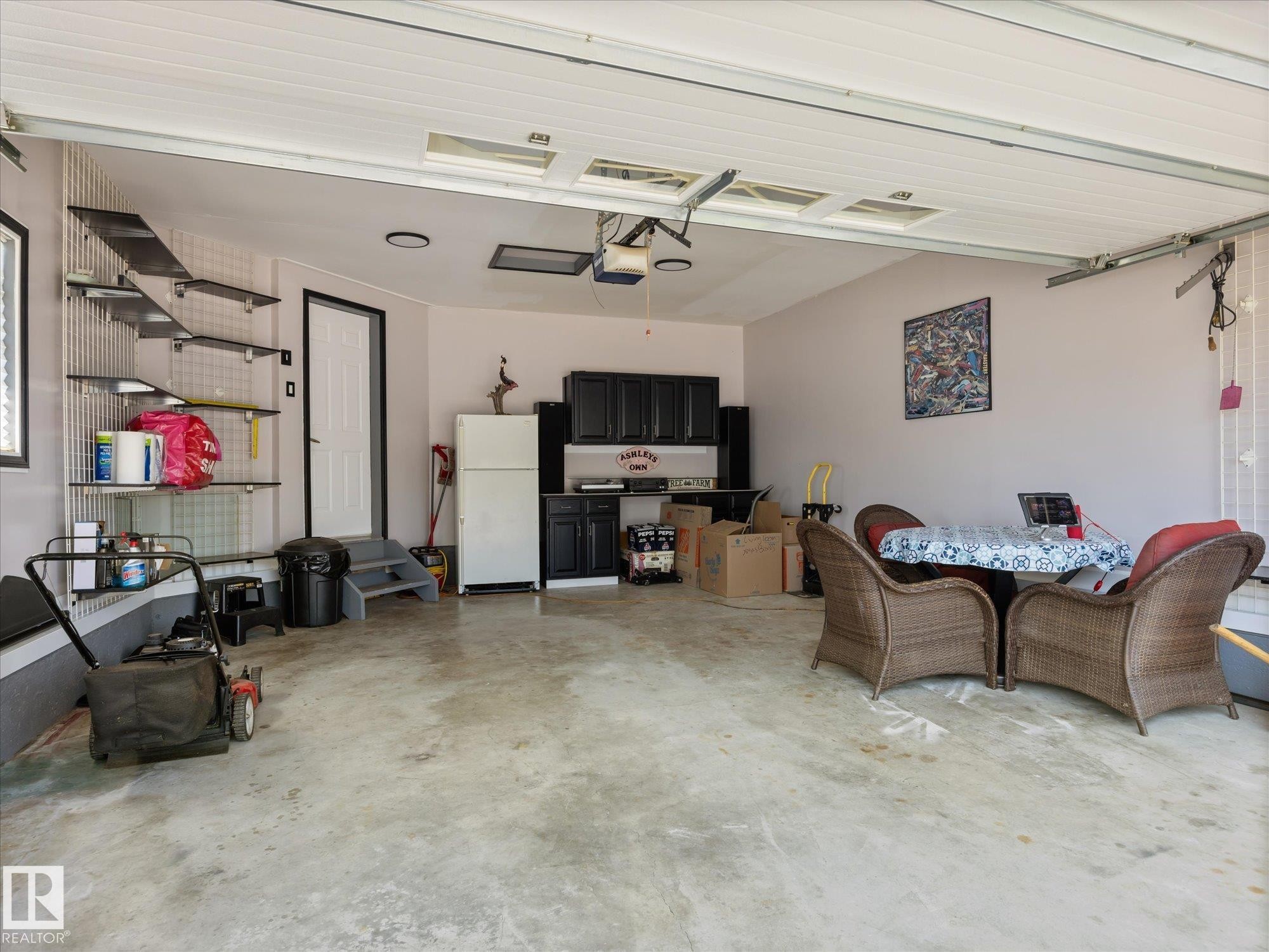 5552 190A Street Nw, Edmonton, AB - Indoor Photo Showing Garage