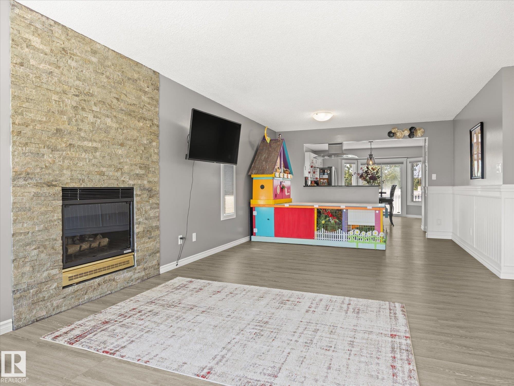 5552 190A Street Nw, Edmonton, AB - Indoor Photo Showing Living Room With Fireplace