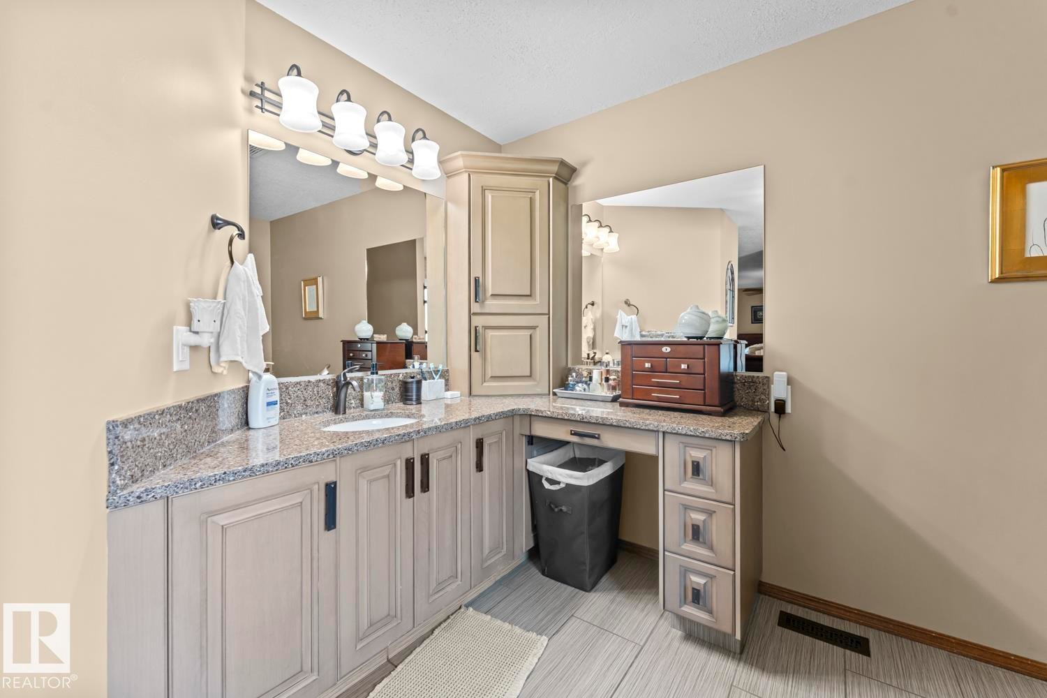 2700 Beach Avenue, Cold Lake, AB - Indoor Photo Showing Bathroom