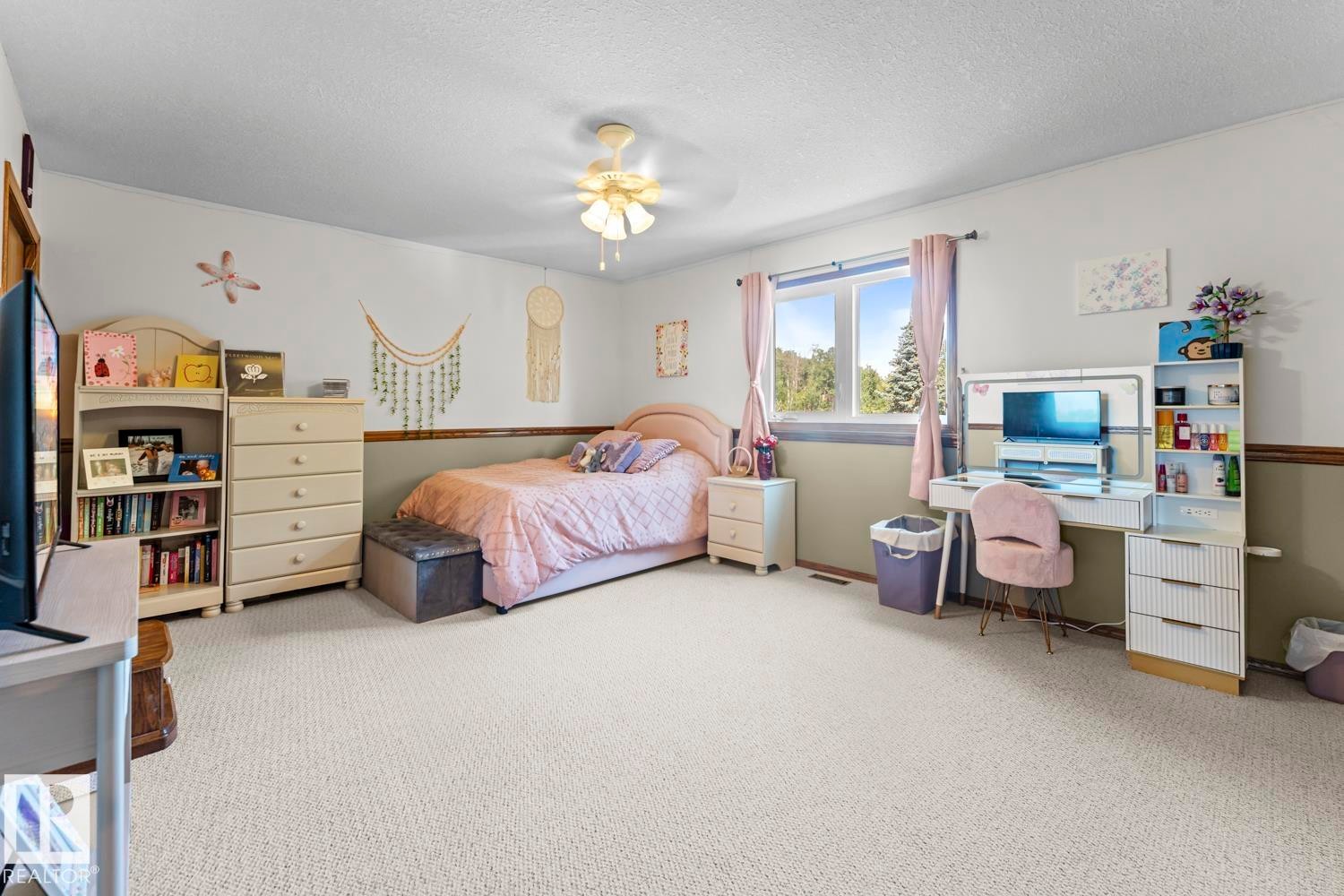 2700 Beach Avenue, Cold Lake, AB - Indoor Photo Showing Bedroom