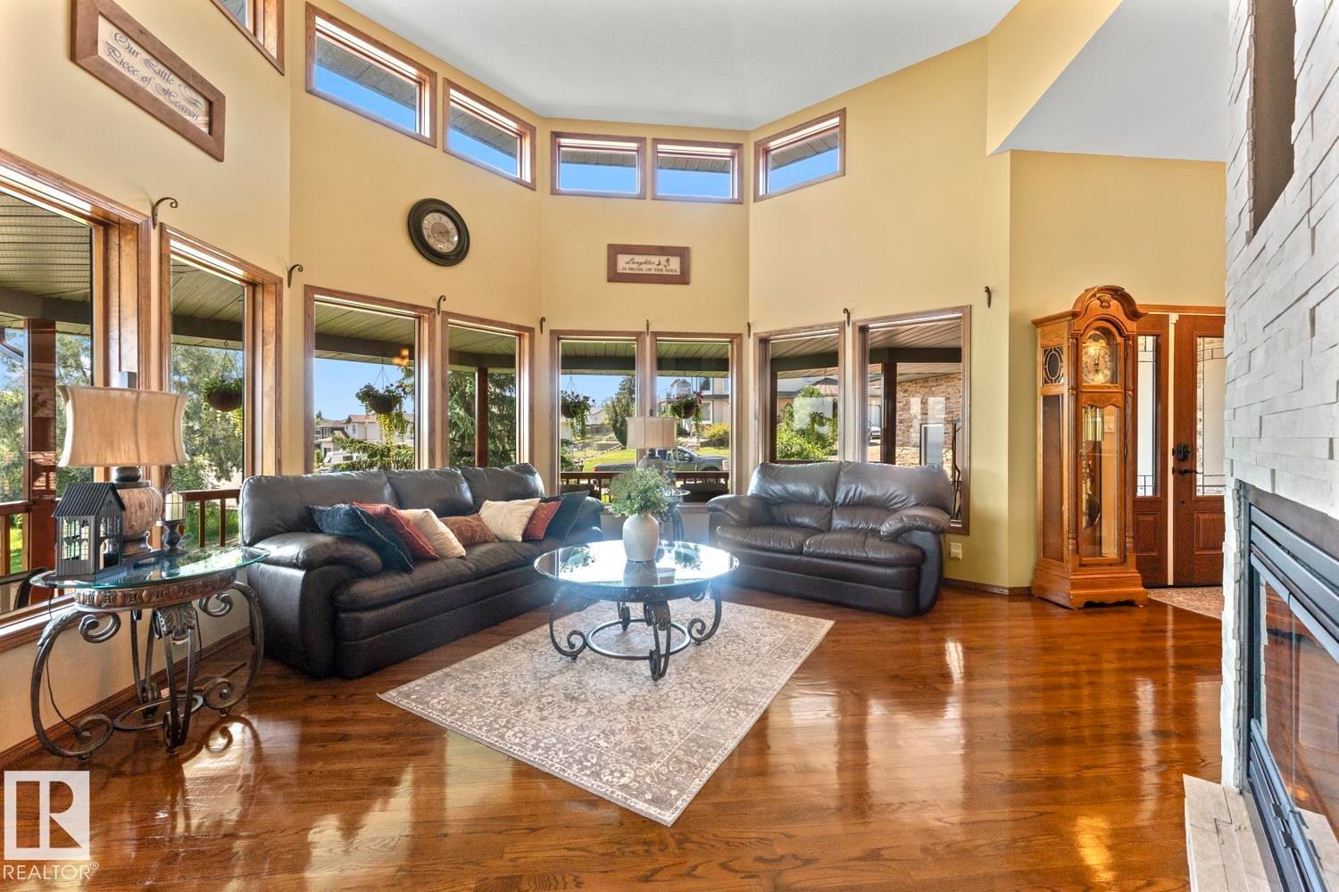 2700 Beach Avenue, Cold Lake, AB - Indoor Photo Showing Living Room