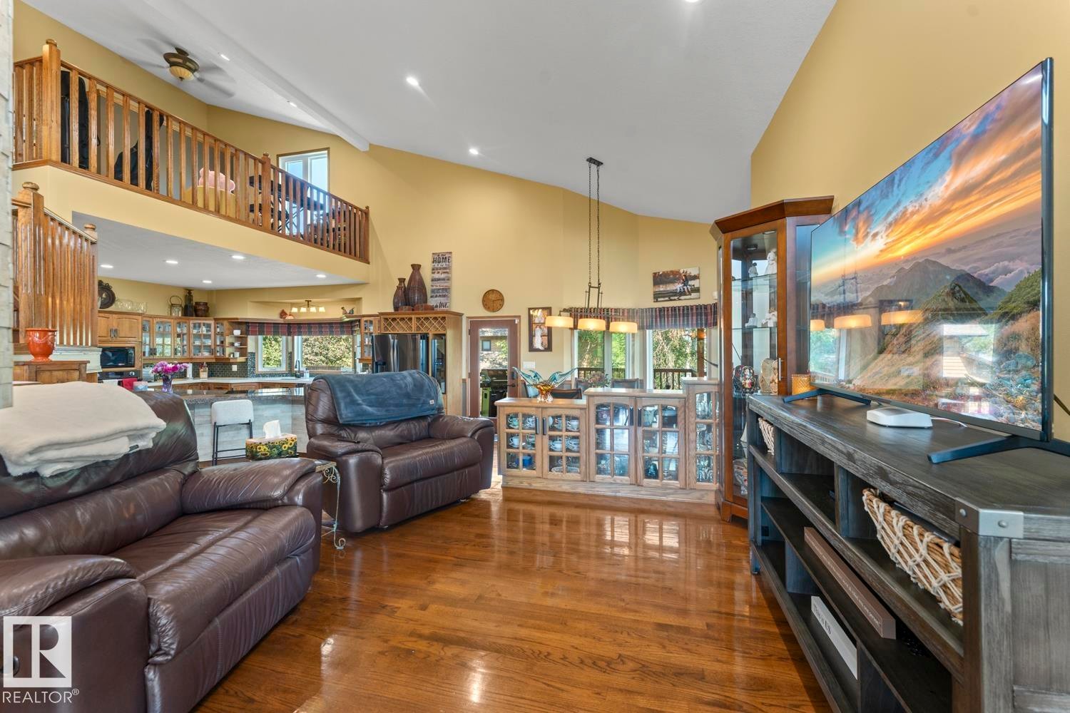 2700 Beach Avenue, Cold Lake, AB - Indoor Photo Showing Living Room