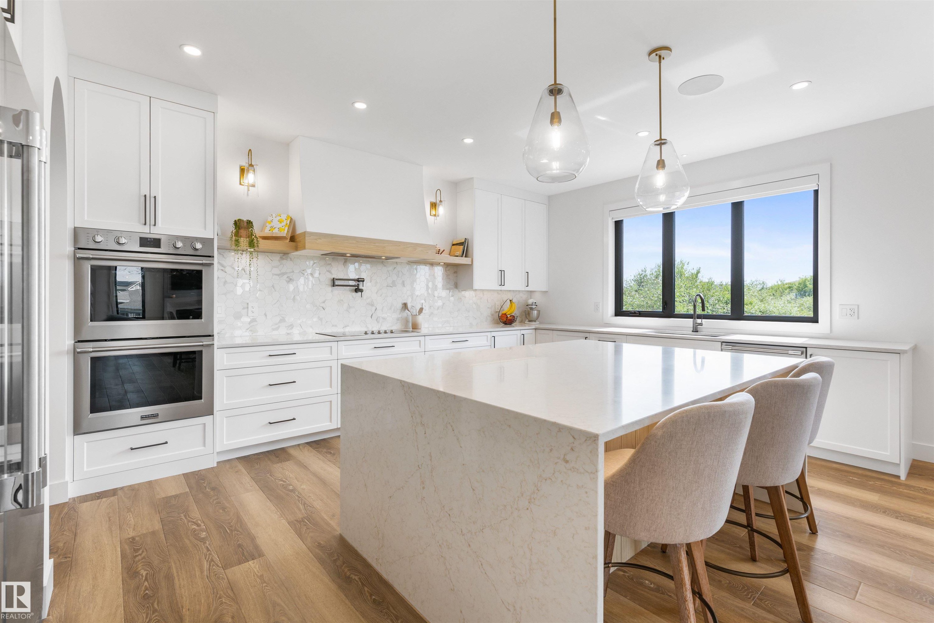 6 Harrow Close, Ardrossan, AB - Indoor Photo Showing Kitchen With Upgraded Kitchen