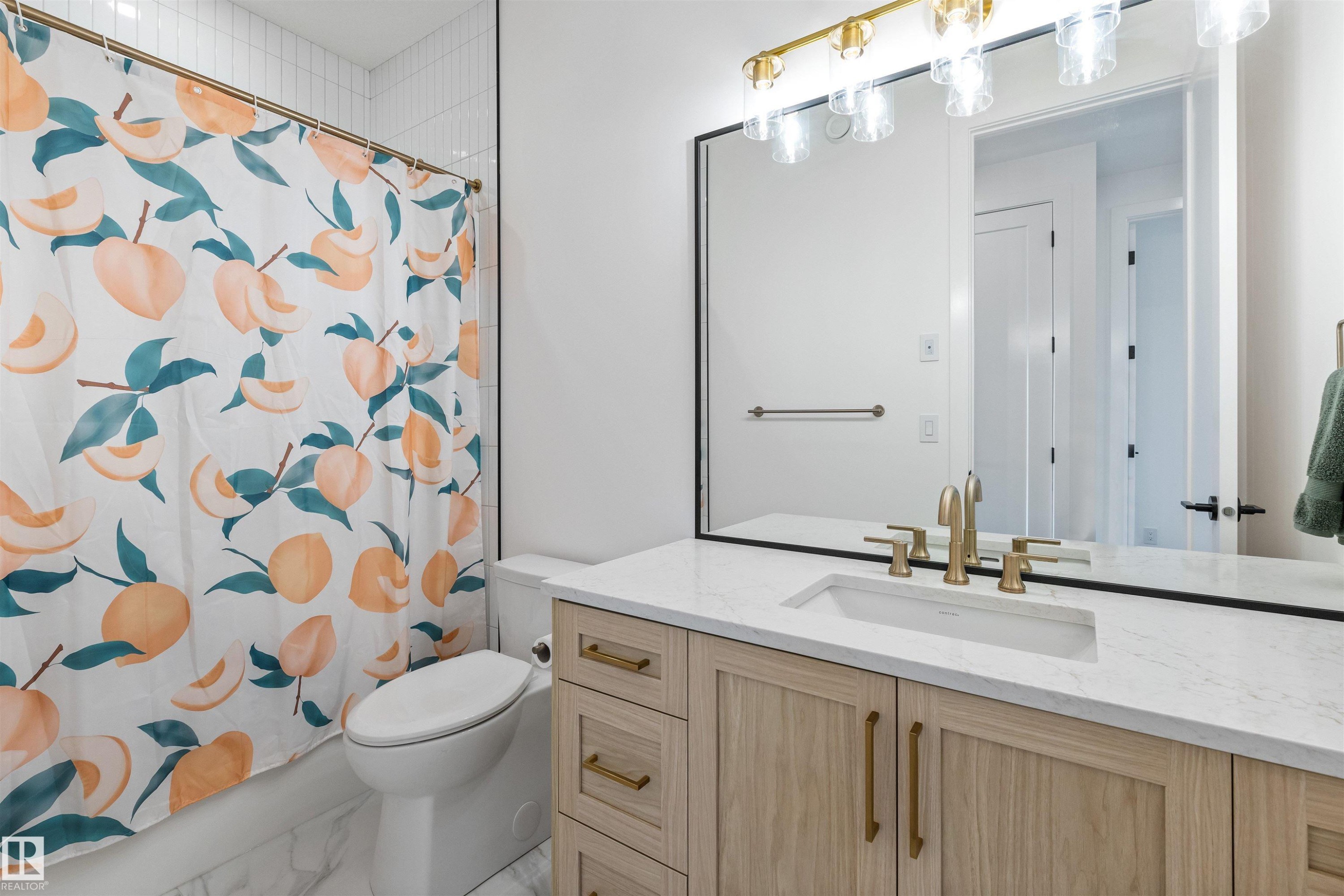 6 Harrow Close, Ardrossan, AB - Indoor Photo Showing Bathroom