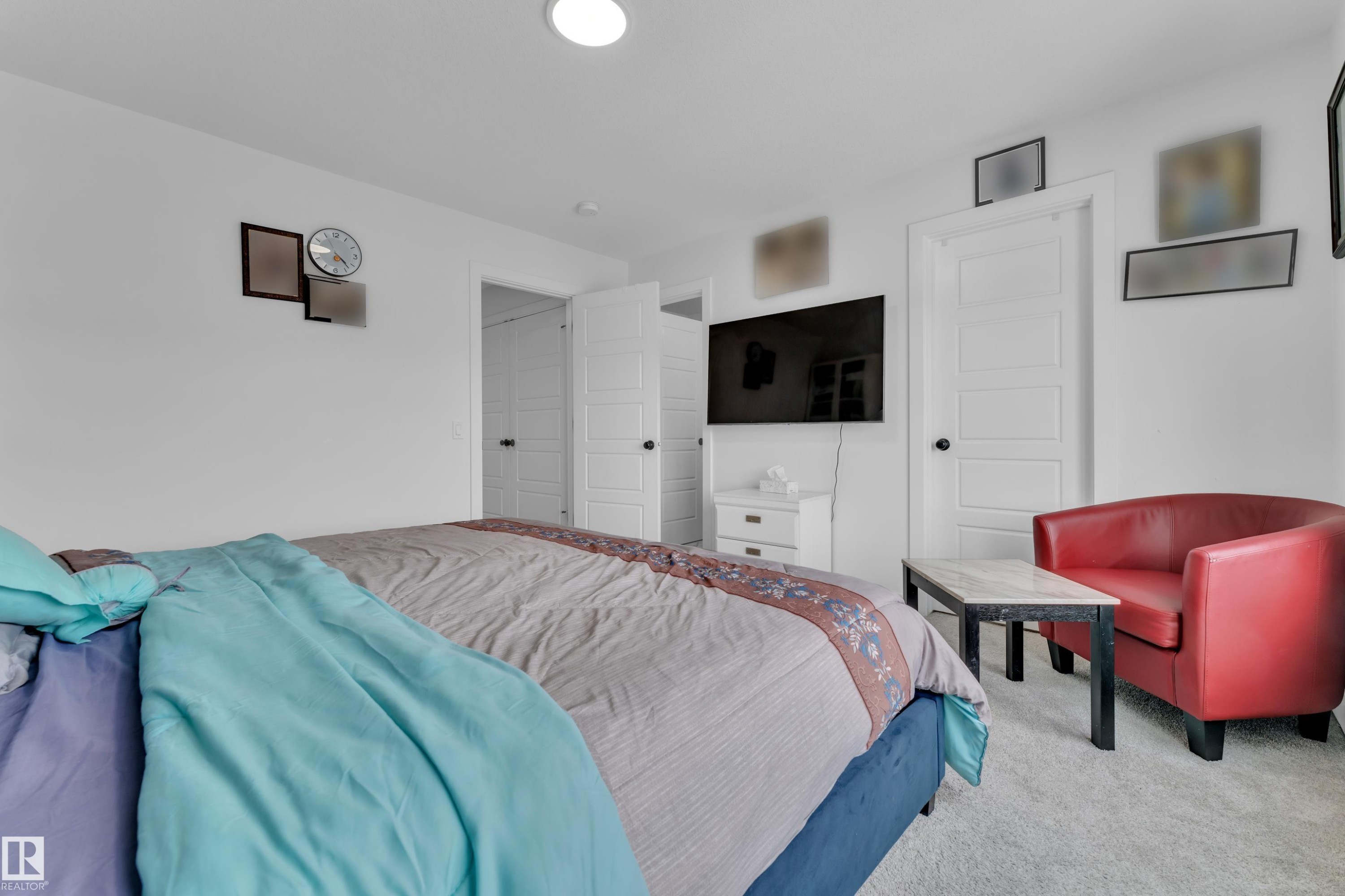 Light-toned carpeted flooring with a white trim baseboard - 1645 Plum Circle Circle Sw, Edmonton, AB - Indoor Photo Showing Bedroom