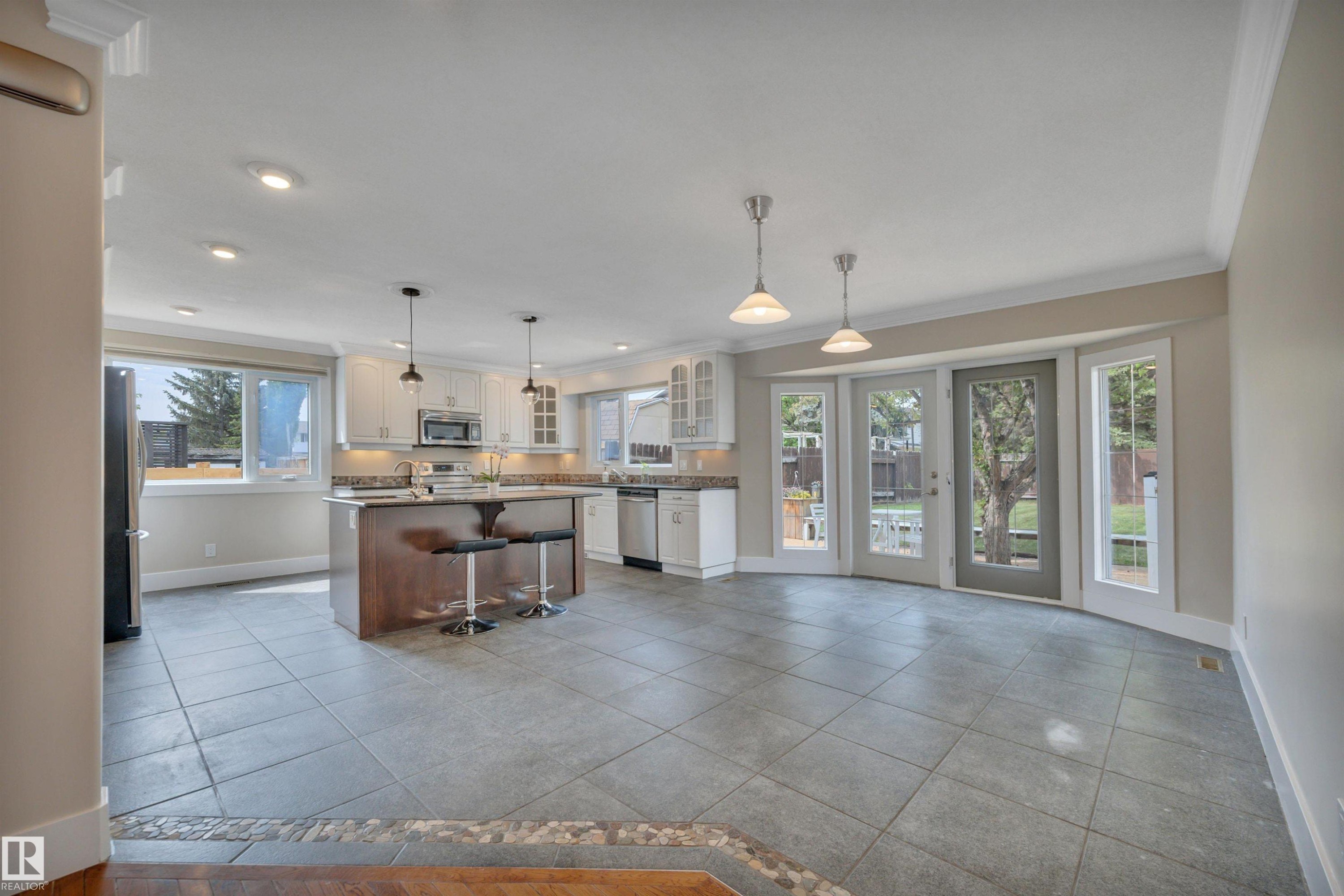 2412 112A Street, Edmonton, AB - Indoor