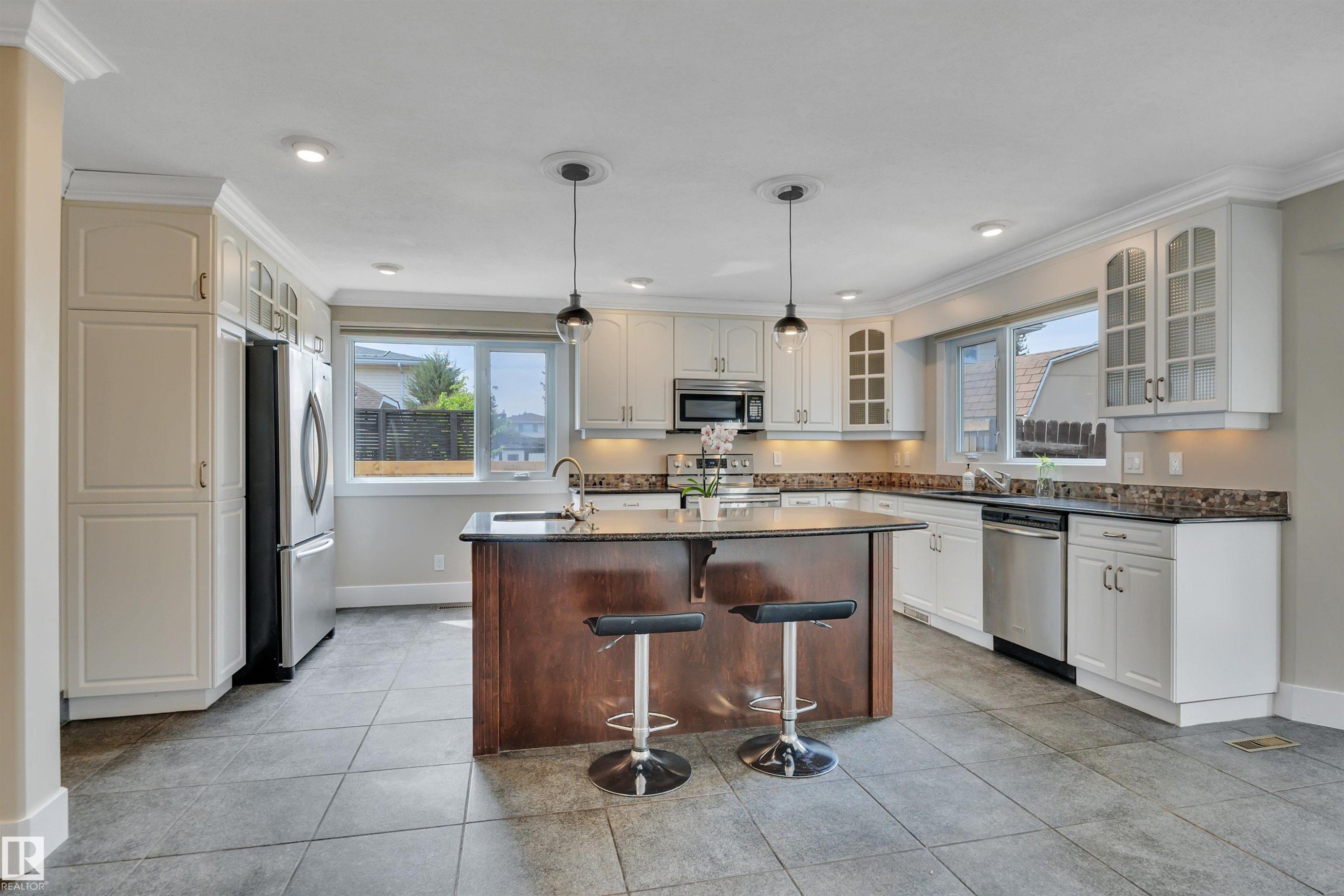 2412 112A Street, Edmonton, AB - Indoor Photo Showing Kitchen With Stainless Steel Kitchen With Upgraded Kitchen