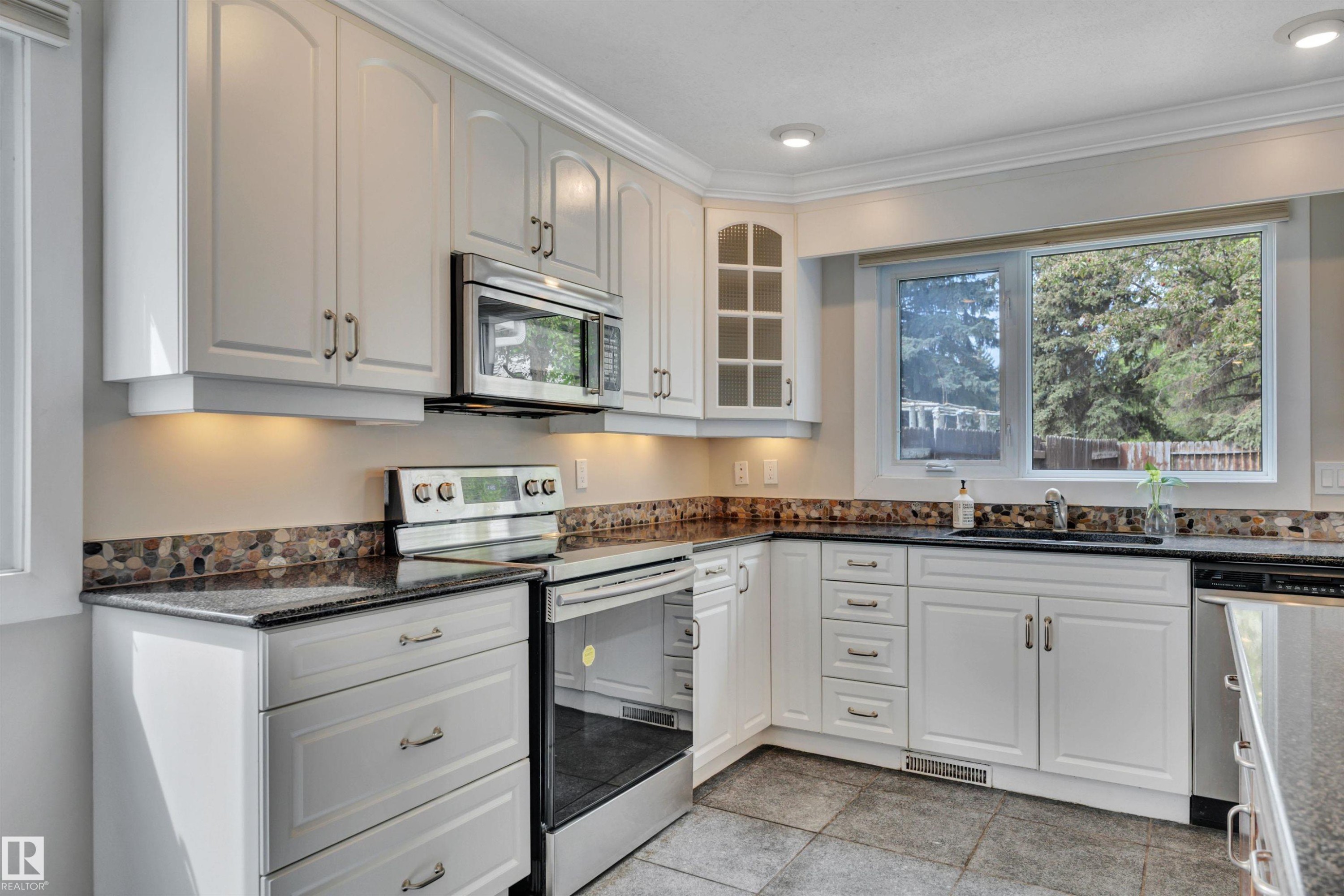 2412 112A Street, Edmonton, AB - Indoor Photo Showing Kitchen With Double Sink With Upgraded Kitchen