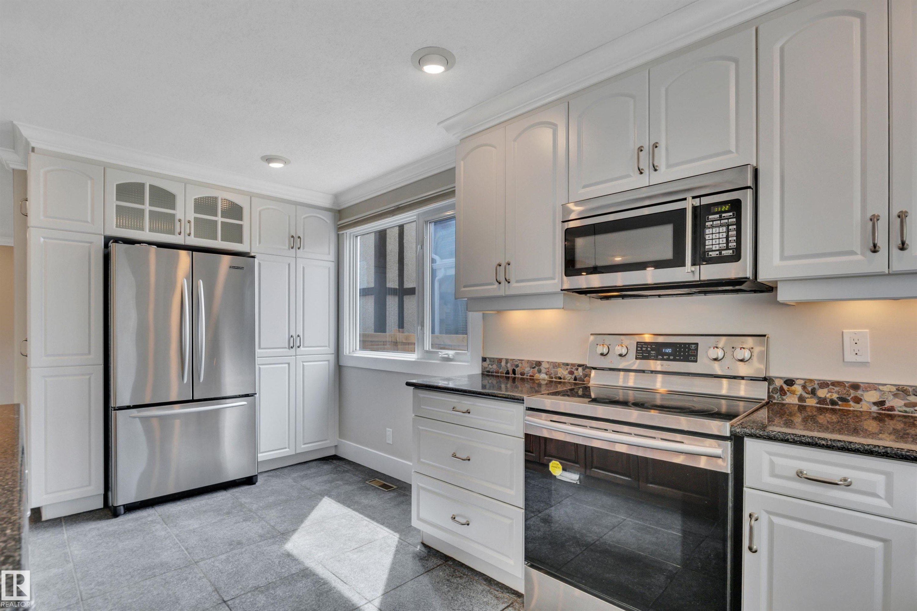 2412 112A Street, Edmonton, AB - Indoor Photo Showing Kitchen With Upgraded Kitchen
