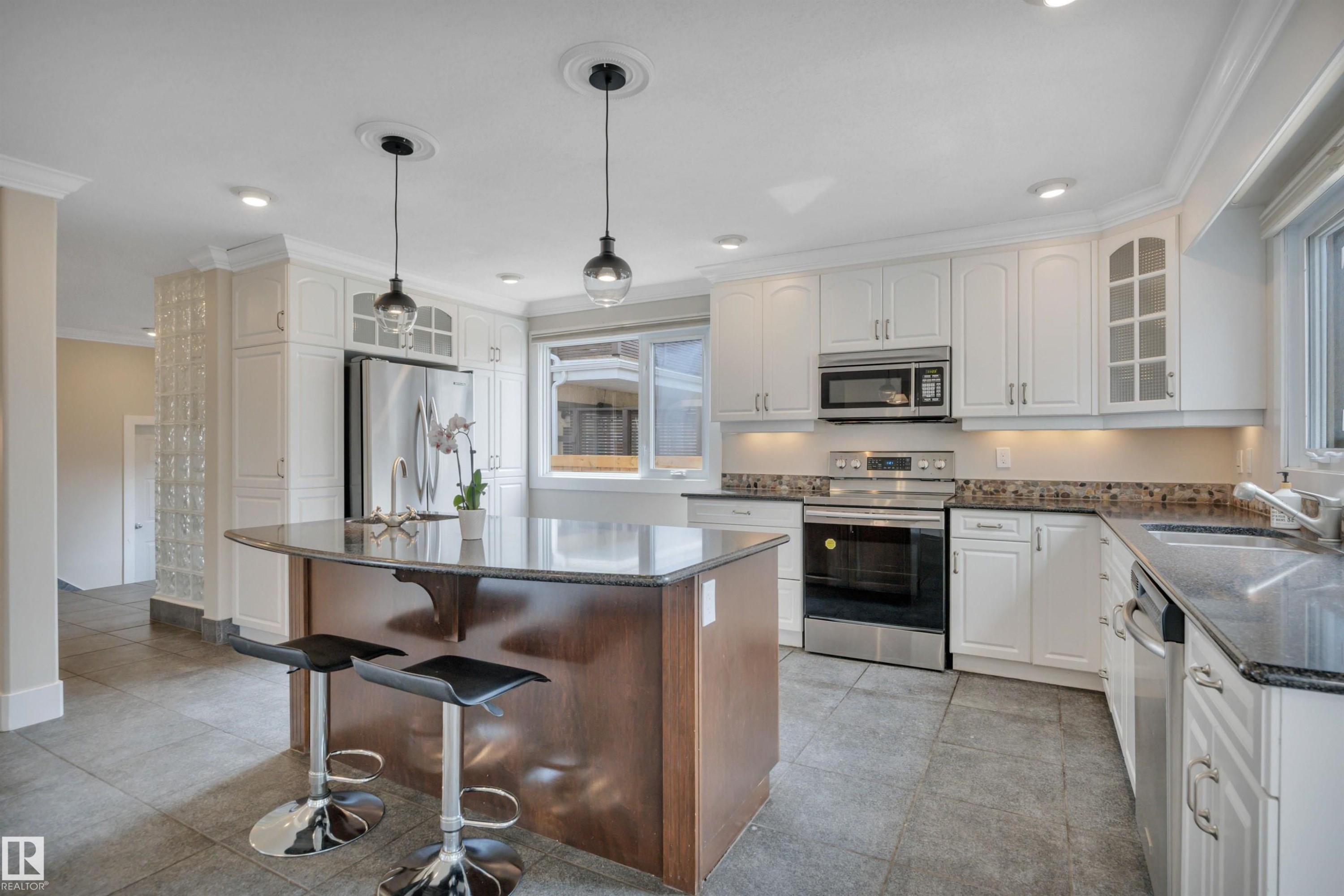 2412 112A Street, Edmonton, AB - Indoor Photo Showing Kitchen With Stainless Steel Kitchen With Upgraded Kitchen