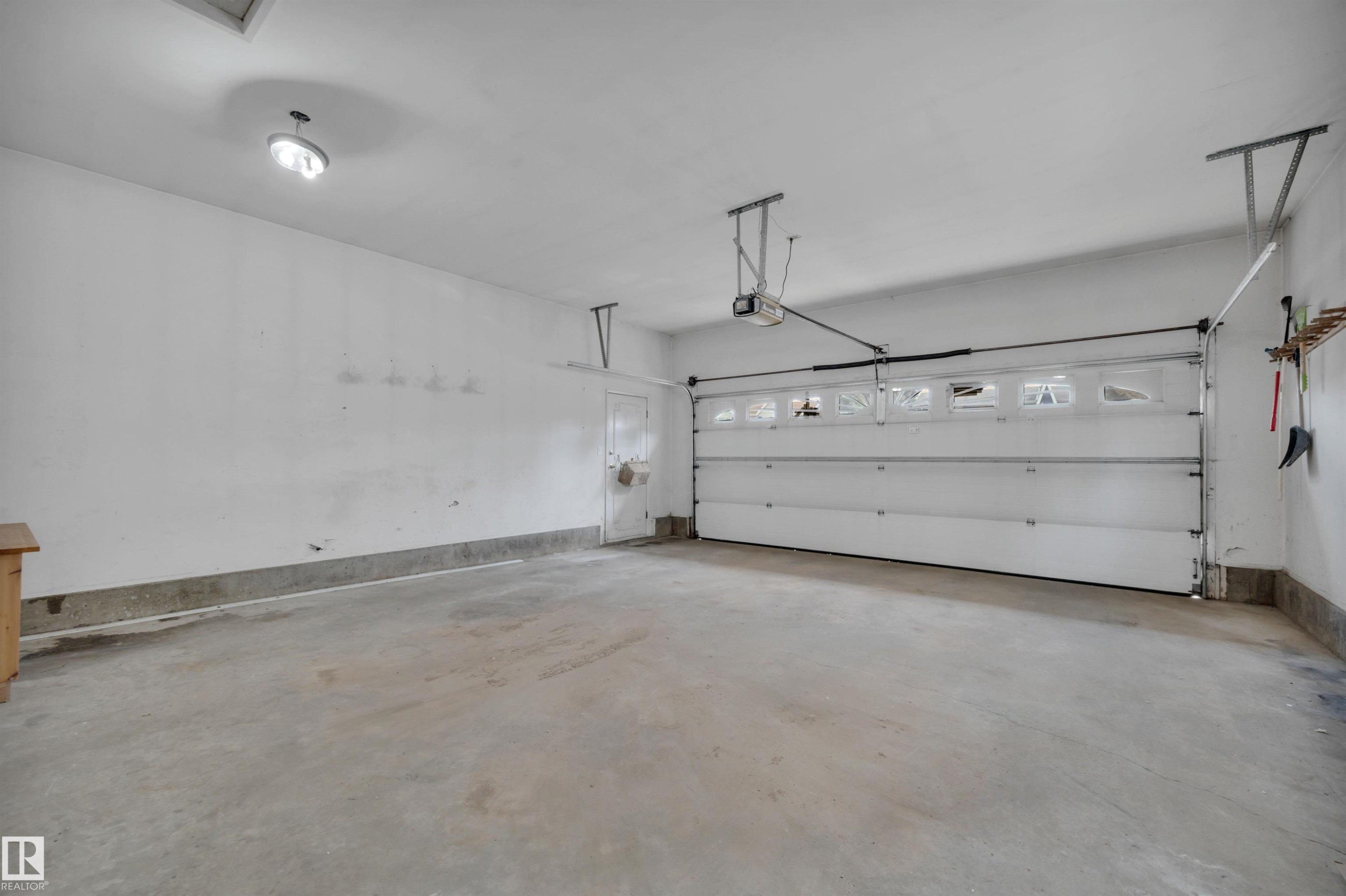 2412 112A Street, Edmonton, AB - Indoor Photo Showing Garage