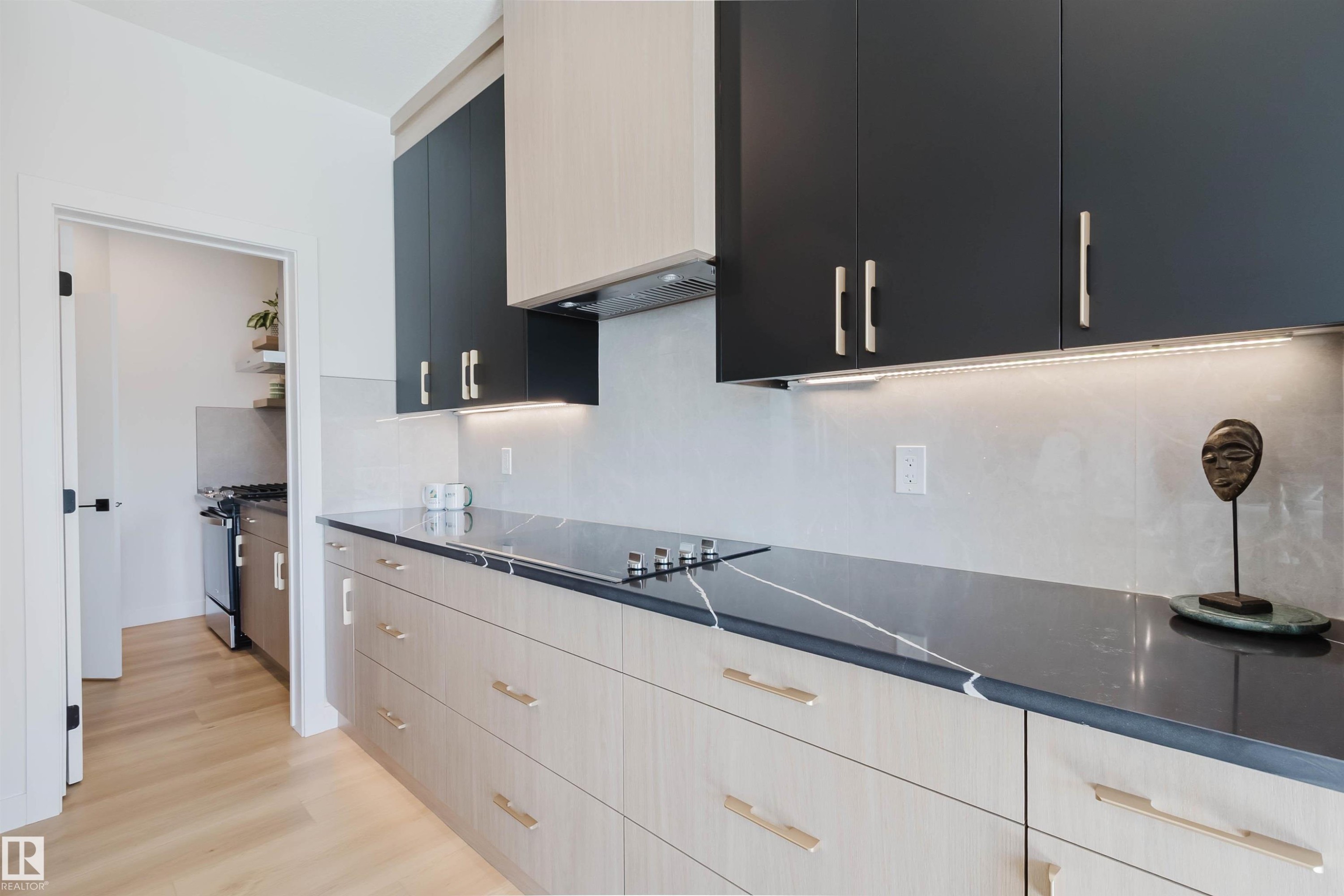 710 Elderberry Close Nw, Edmonton, AB - Indoor Photo Showing Kitchen