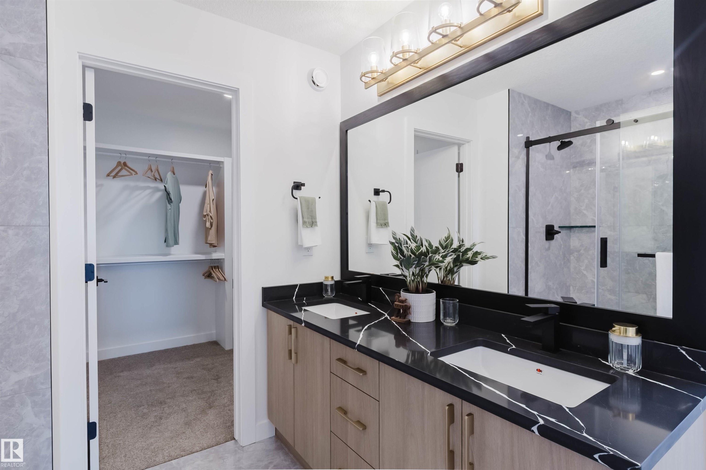 710 Elderberry Close Nw, Edmonton, AB - Indoor Photo Showing Bathroom