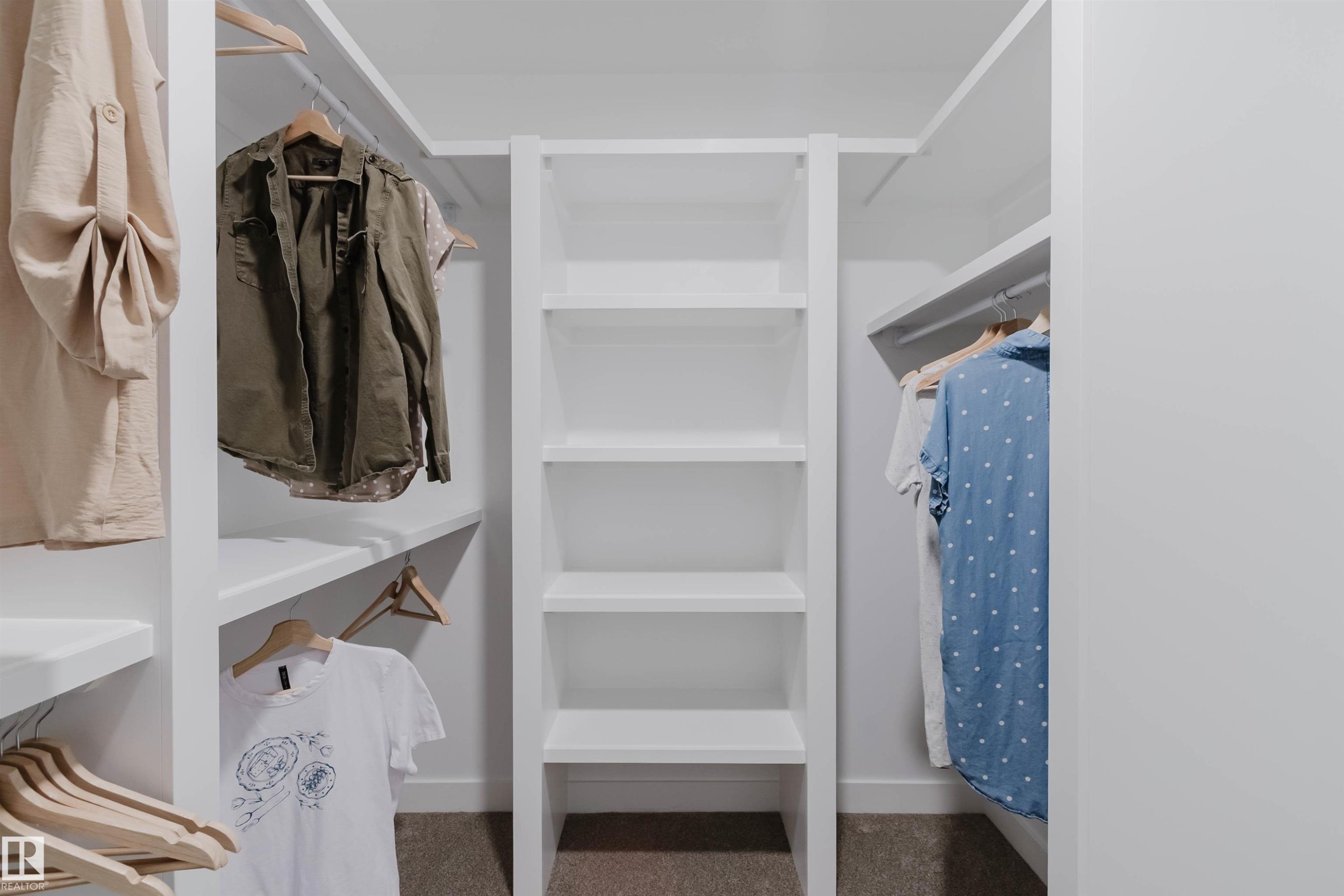 710 Elderberry Close Nw, Edmonton, AB - Indoor With Storage