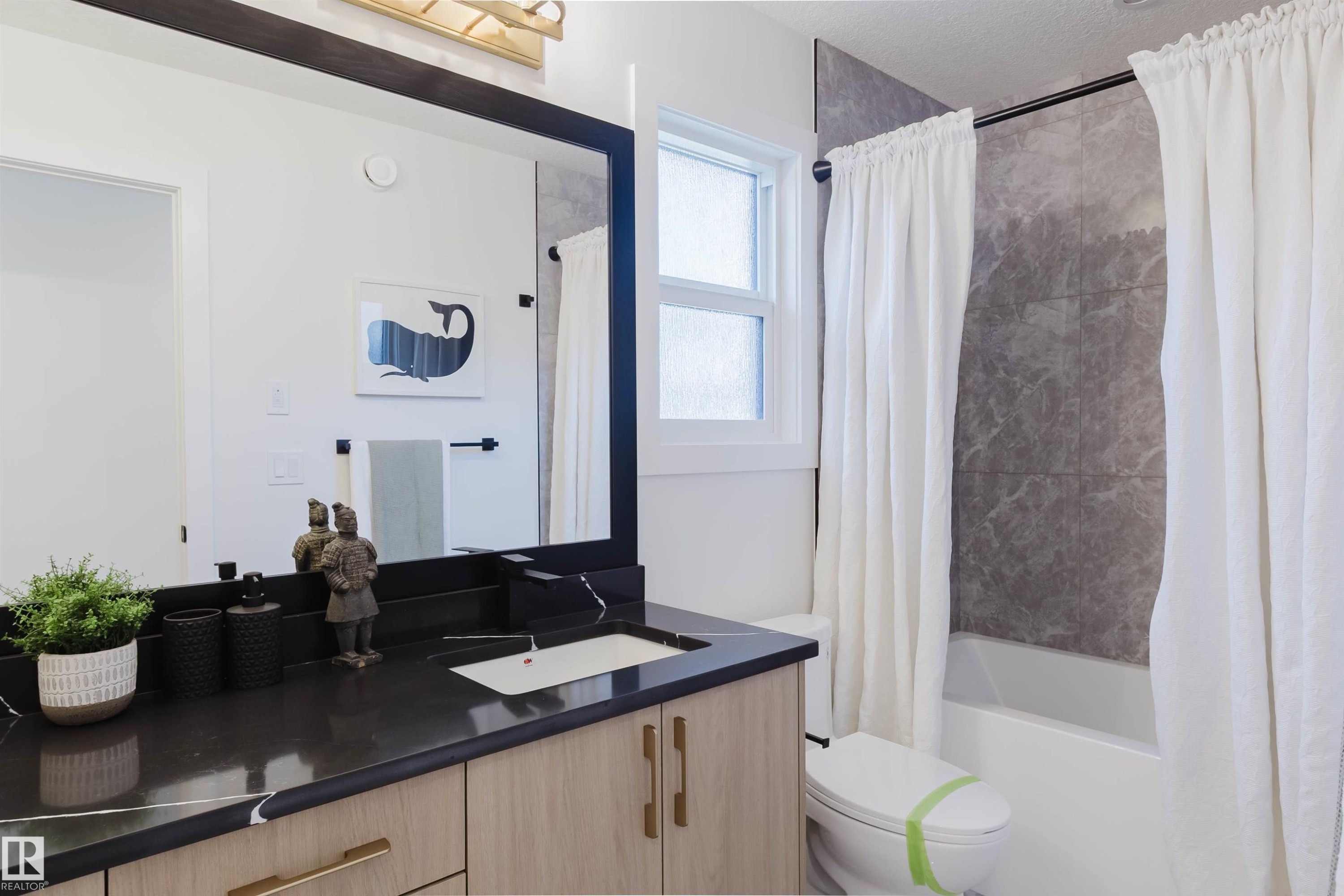710 Elderberry Close Nw, Edmonton, AB - Indoor Photo Showing Bathroom