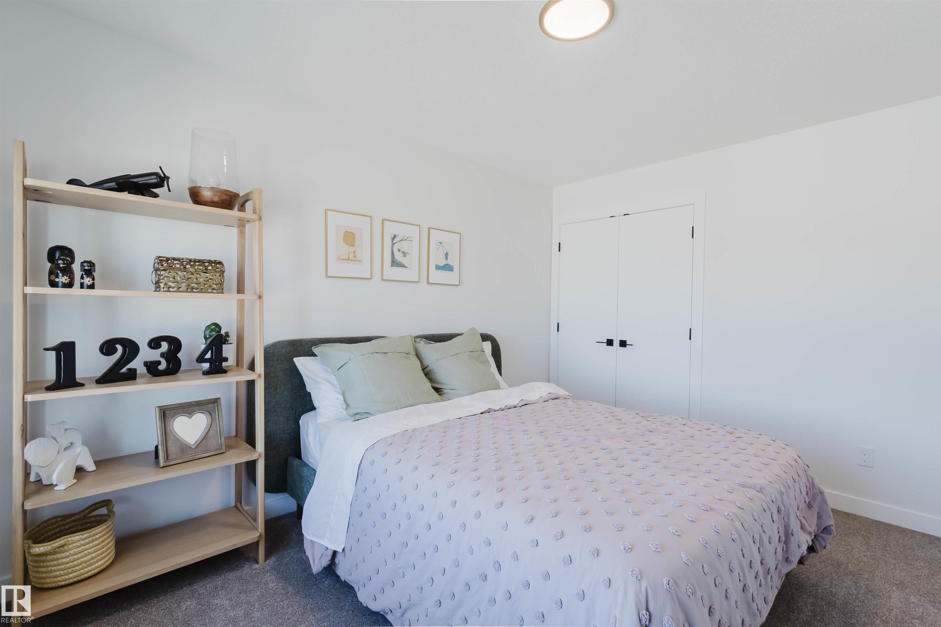 710 Elderberry Close Nw, Edmonton, AB - Indoor Photo Showing Bedroom