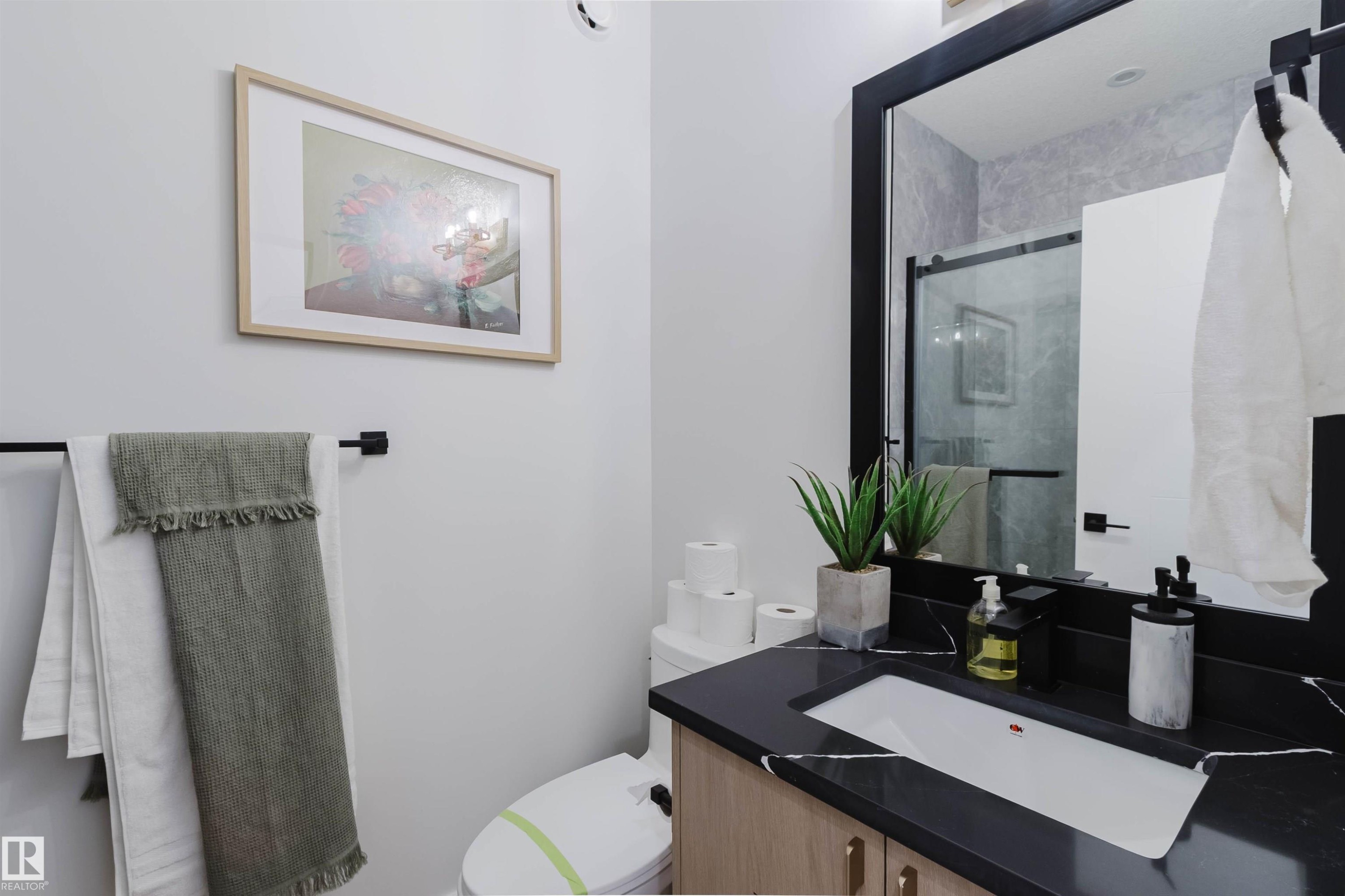 710 Elderberry Close Nw, Edmonton, AB - Indoor Photo Showing Bathroom