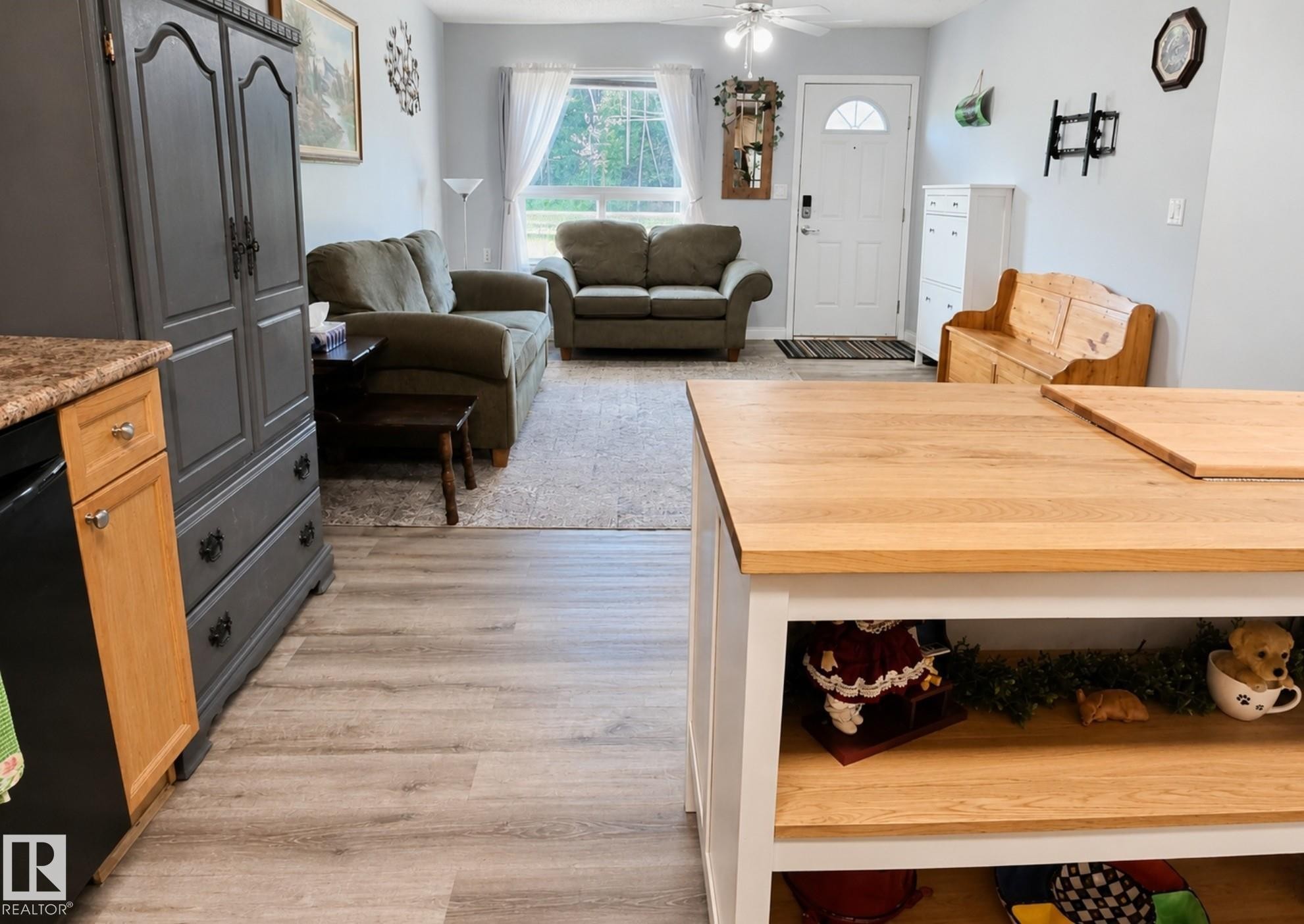 #10 5011 Pine Dr, Cherry Grove, AB - Indoor Photo Showing Living Room