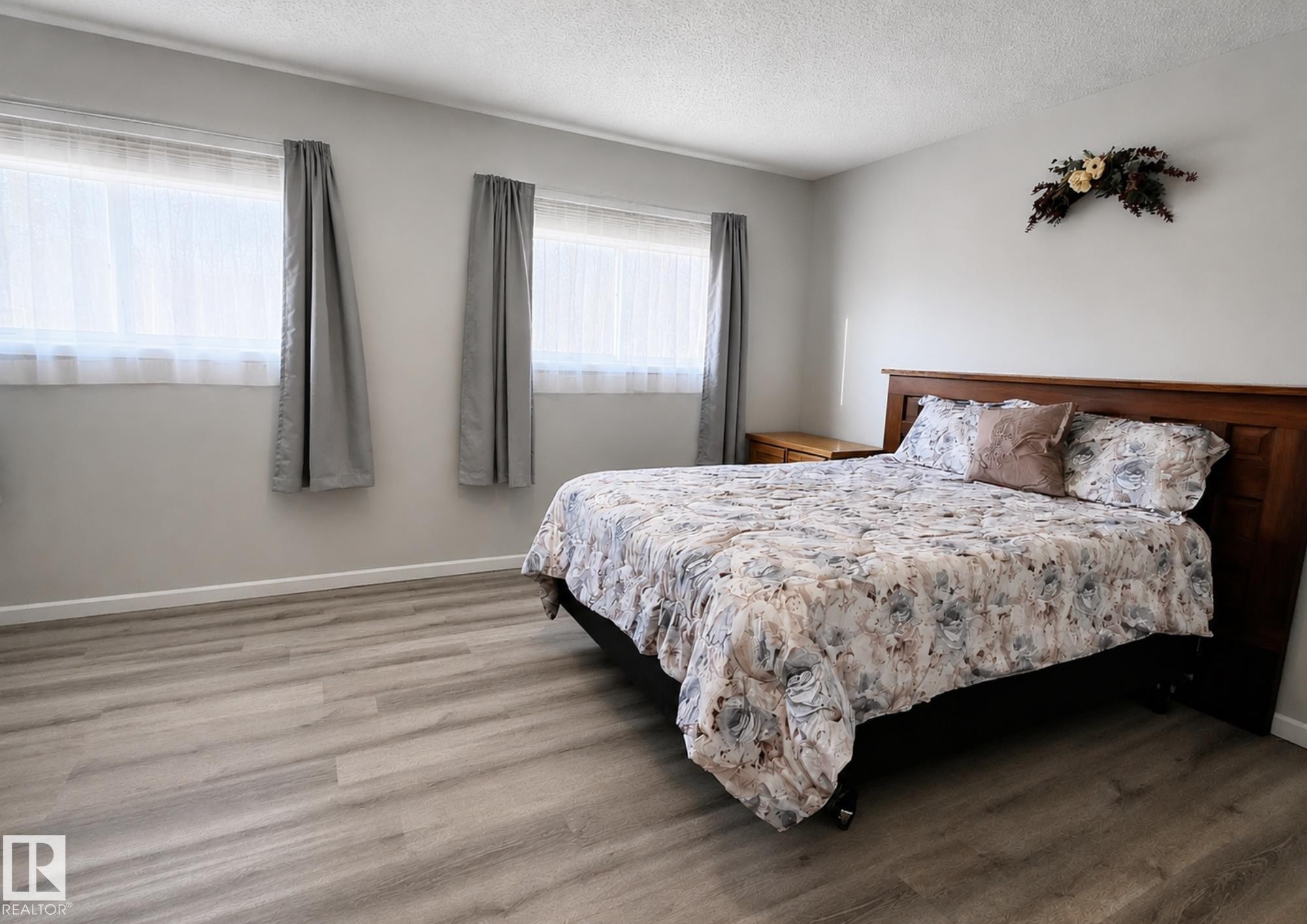 #10 5011 Pine Dr, Cherry Grove, AB - Indoor Photo Showing Bedroom