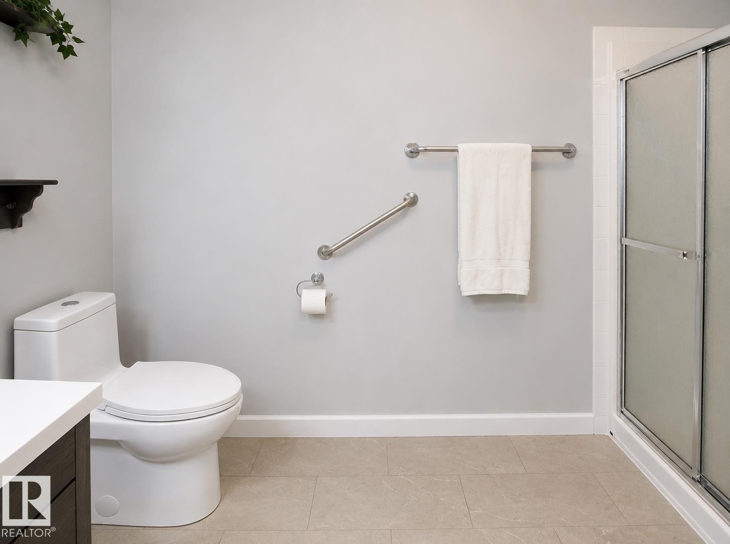 #10 5011 Pine Dr, Cherry Grove, AB - Indoor Photo Showing Bathroom